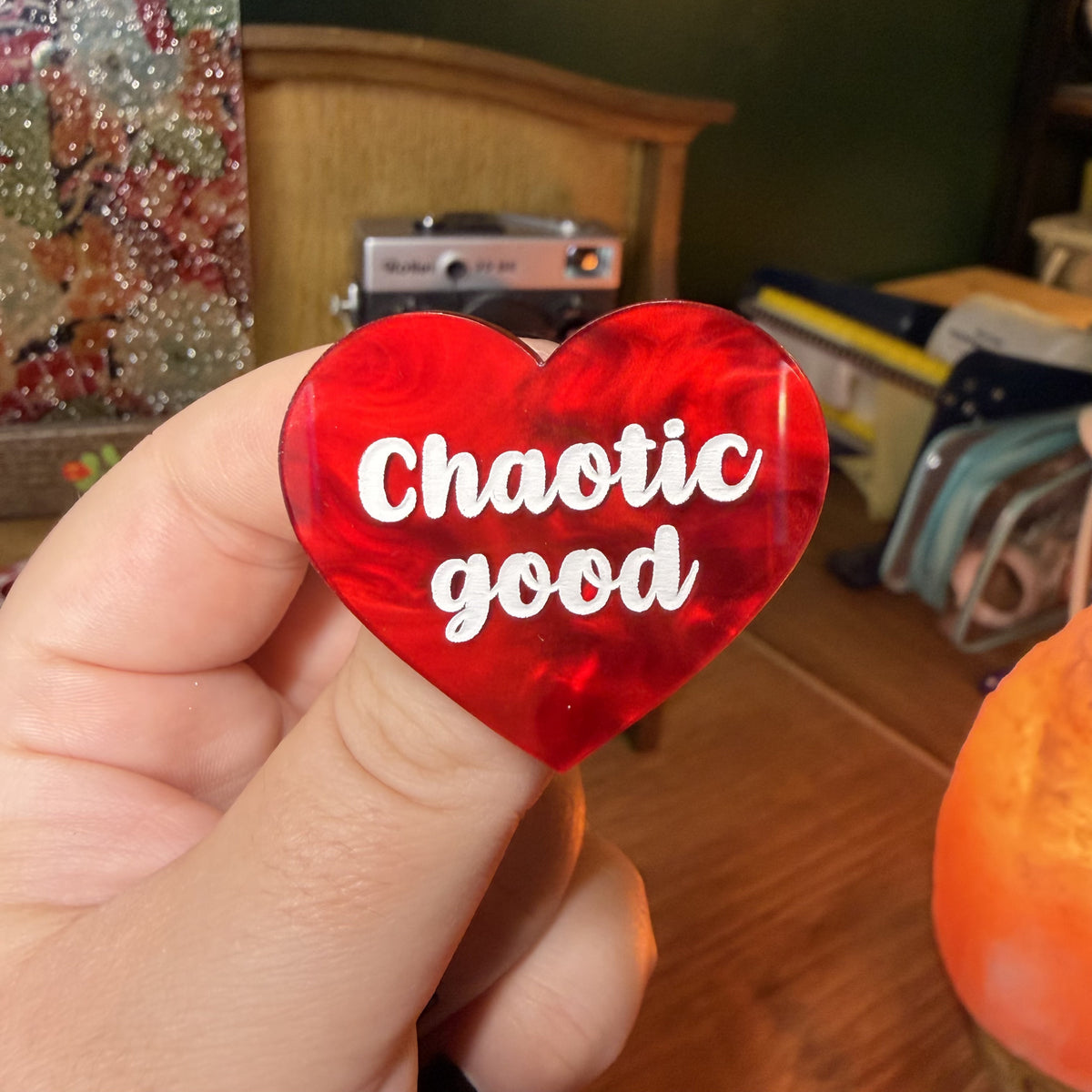 Broche "Chaotic good" en acrylique marbrée rouge