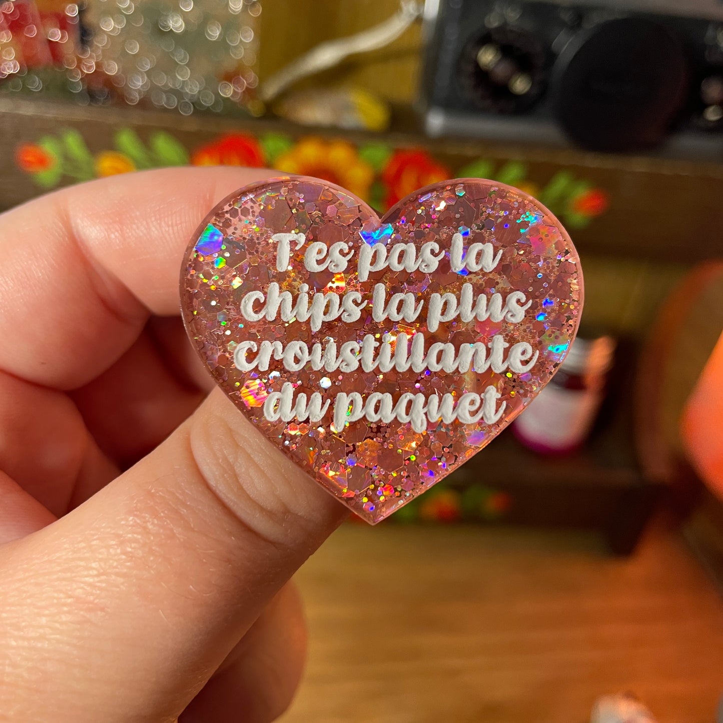 Broche "T'es pas la chips la plus croustillante du paquet" en acrylique semi transparente à paillettes corail