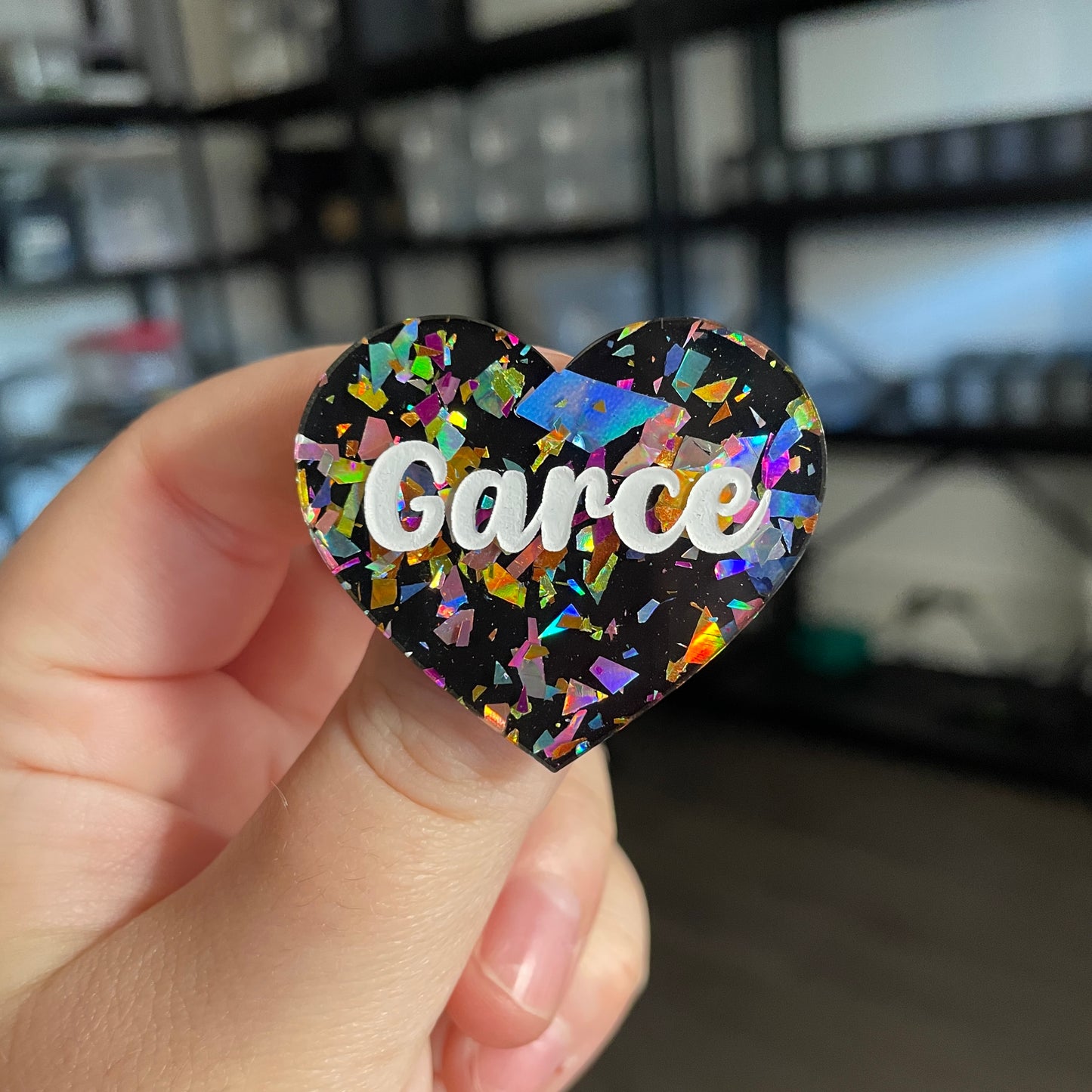 Broche "Garce" en acrylique noire avec des éclats de confettis multicolores