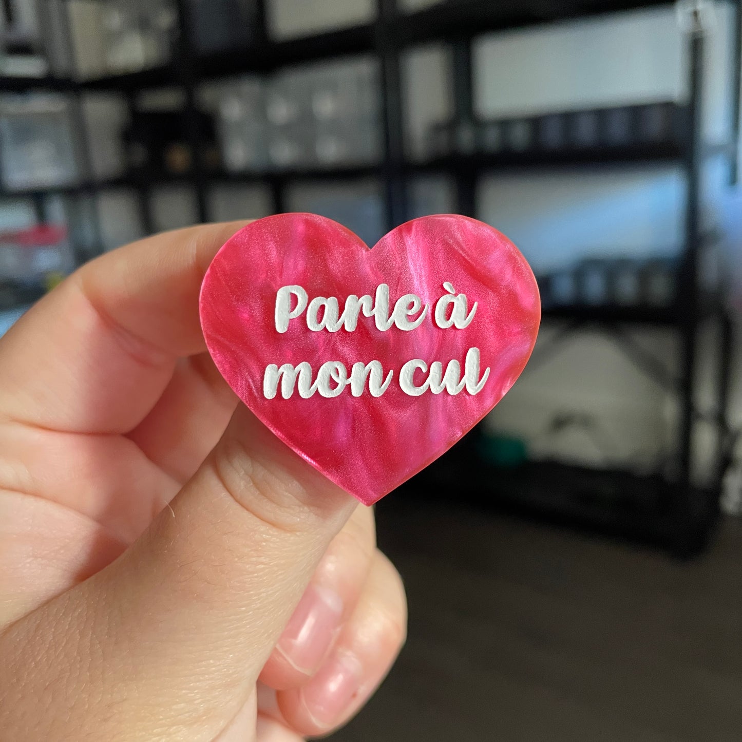 Broche "Pas à mon cul" en acrylique marbrée rose