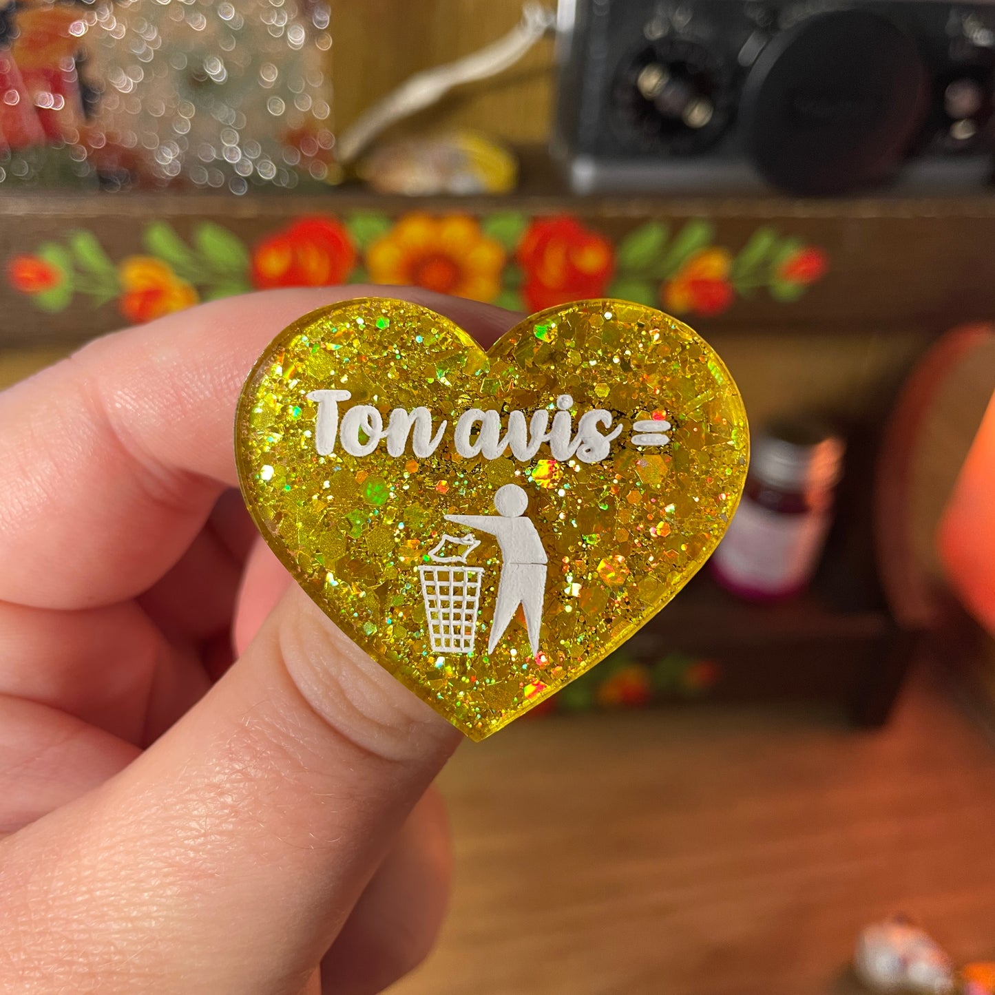 Broche "Ton avis = poubelle" en acrylique semi transparente à paillettes jaunes