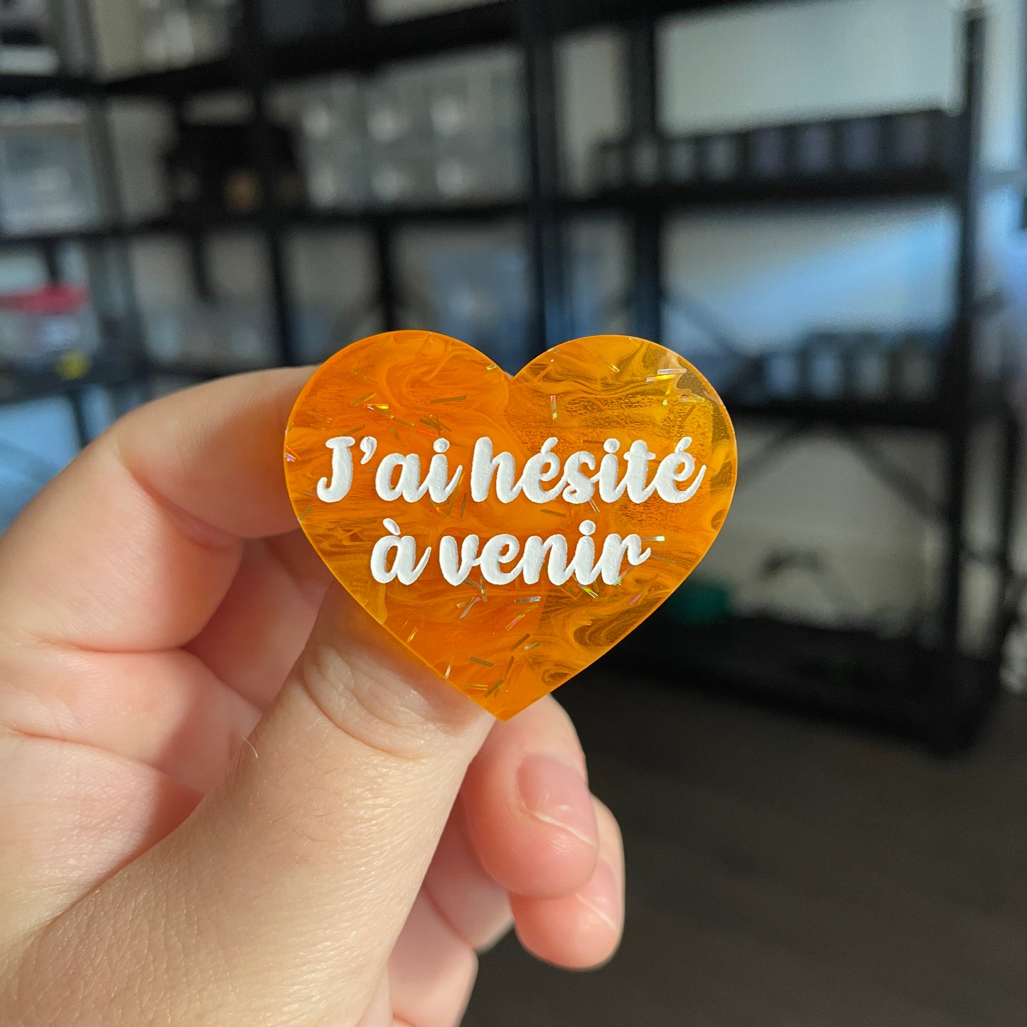 Broche "J'ai hésité à venir" en acrylique japonaise semi transparente orange avec des confettis