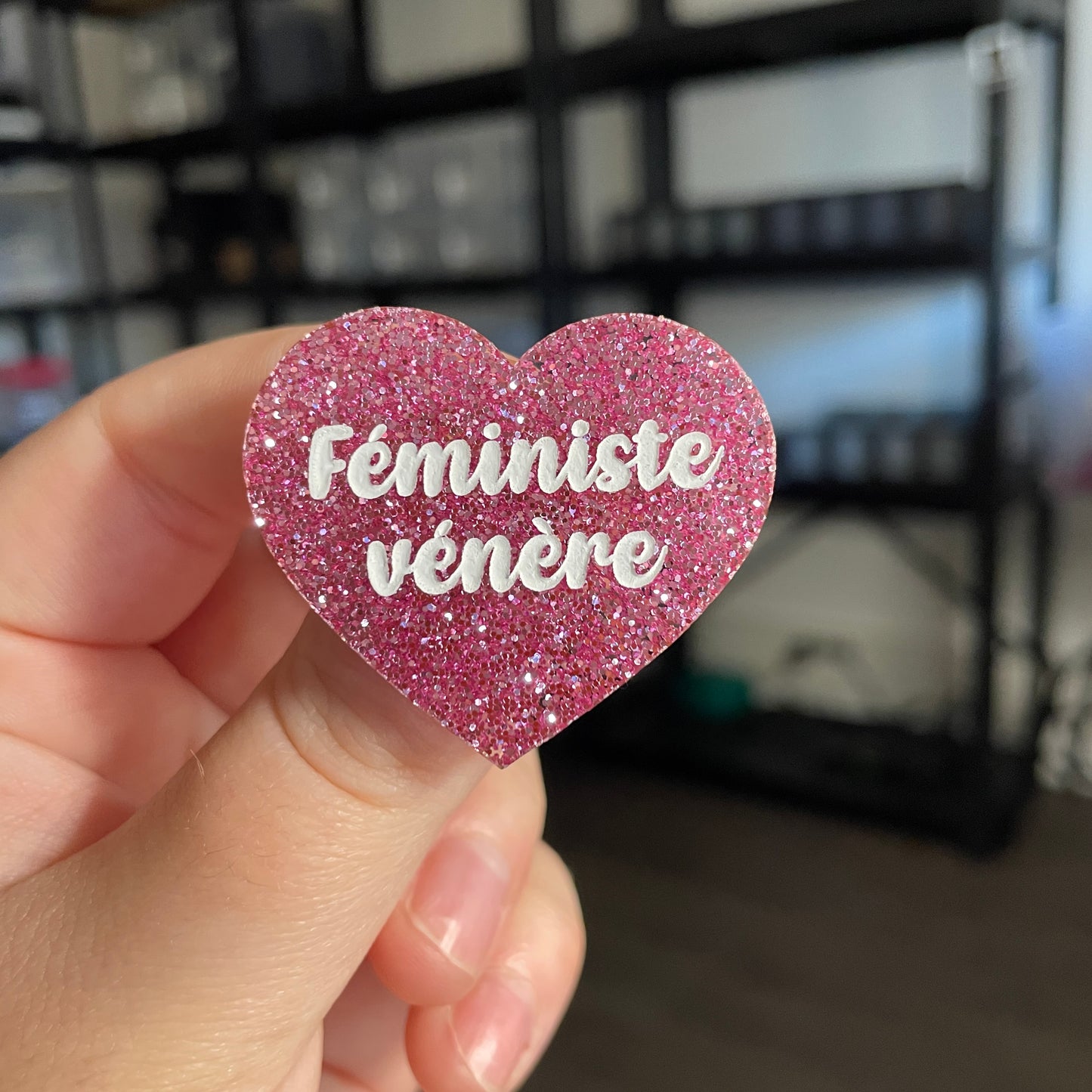 Broche "Féministe vénère" en acrylique à paillettes roses