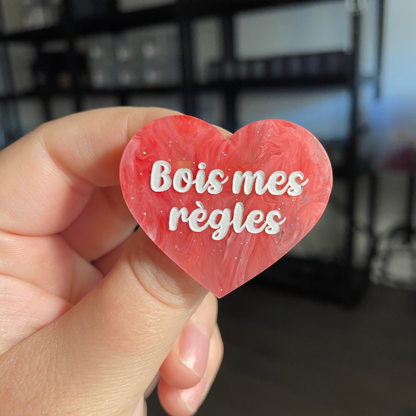Broche "Bois mes règles" en acrylique marbrée rouge, rose et blanche