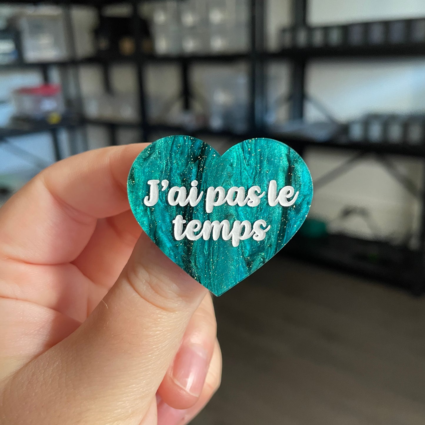 Broche "J'ai pas le temps" en acrylique marbrée verte et noire à paillettes