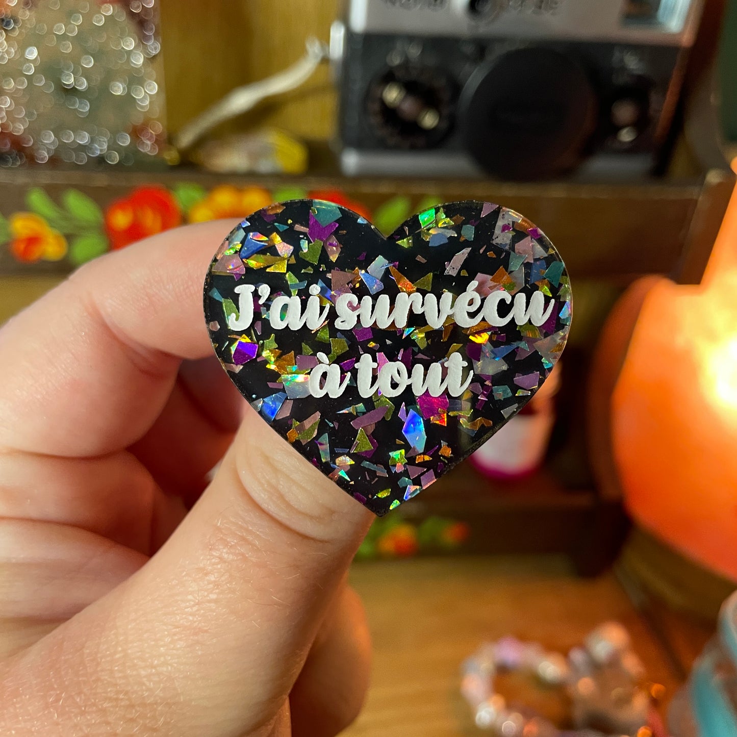 Broche "J'ai survécu à tout" en acrylique noire avec des éclats de confettis multicolores