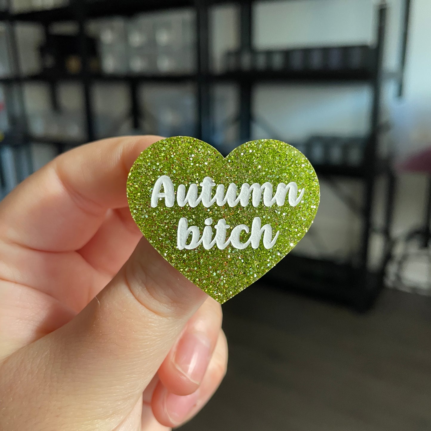 Broche "Autumn bitch" en acrylique à paillettes vertes