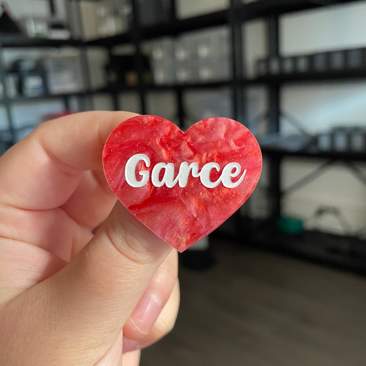 Broche "Garce" en acrylique marbrée rose à paillettes