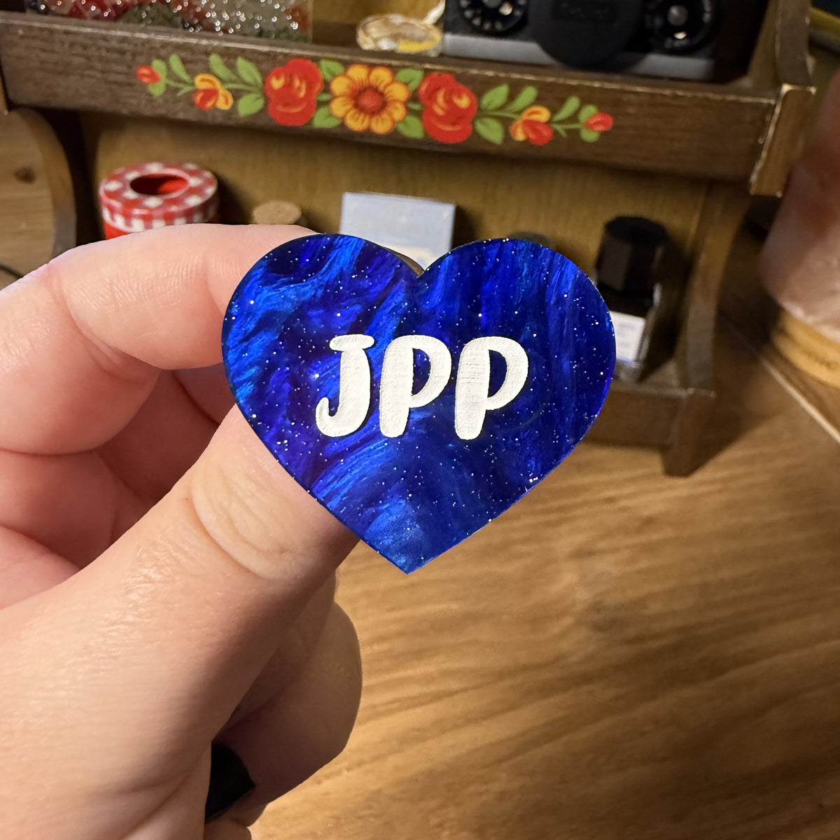 Broche "JPP" en acrylique marbrée bleue à paillettes