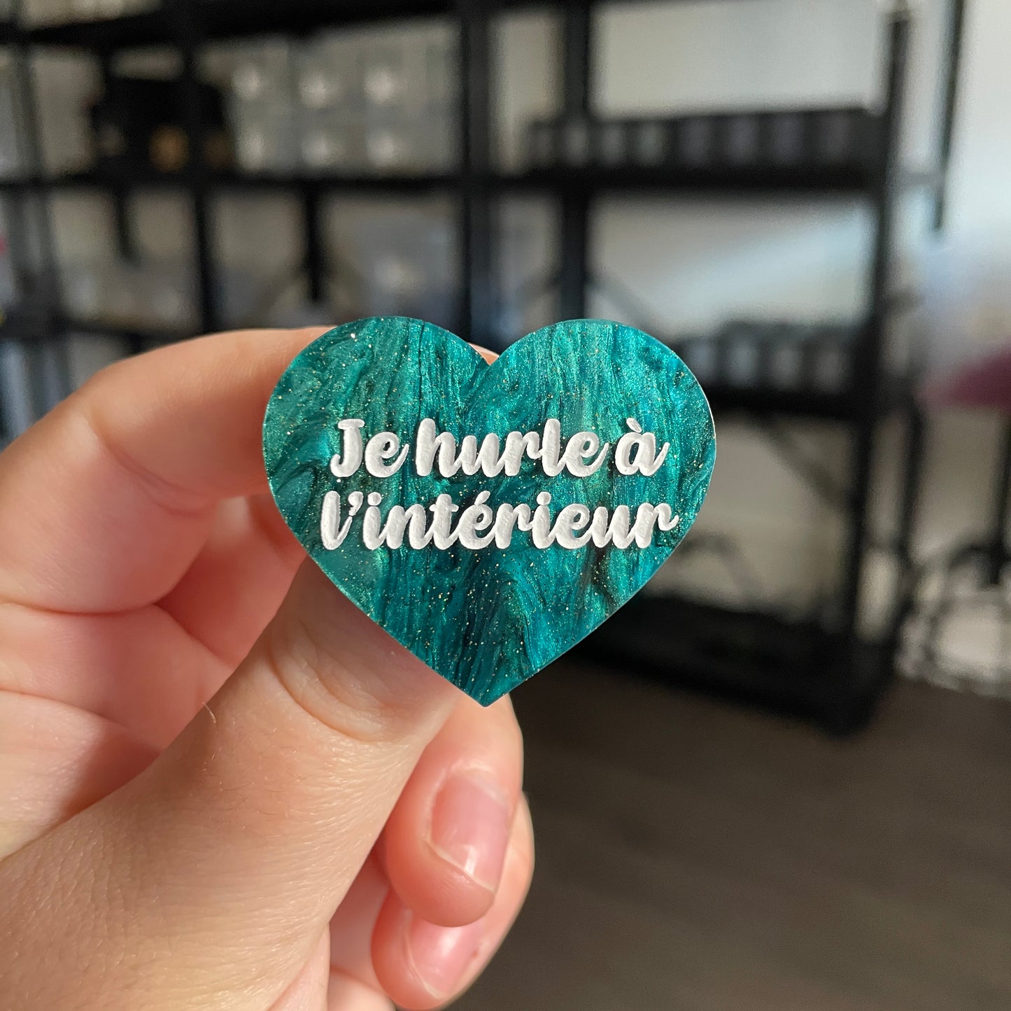 Broche "Je hurle à l'intérieur" en acrylique marbrée noire et verte à paillettes