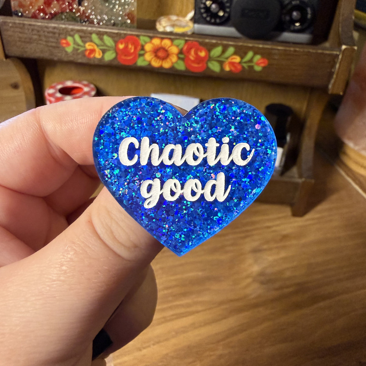 Broche "Chaotic good" en acrylique semi transparente avec des paillettes bleues