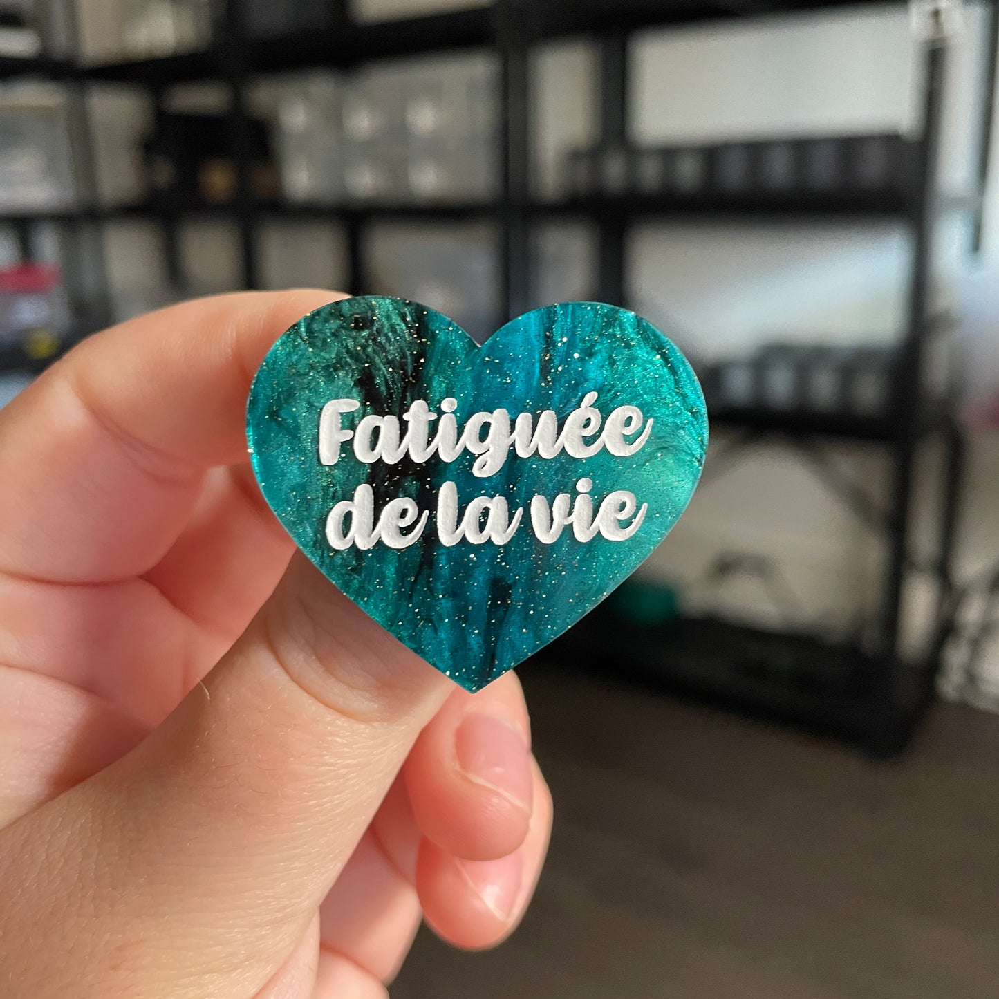 Broche "Fatiguée de la vie" en acrylique marbrée noire et verte à paillettes