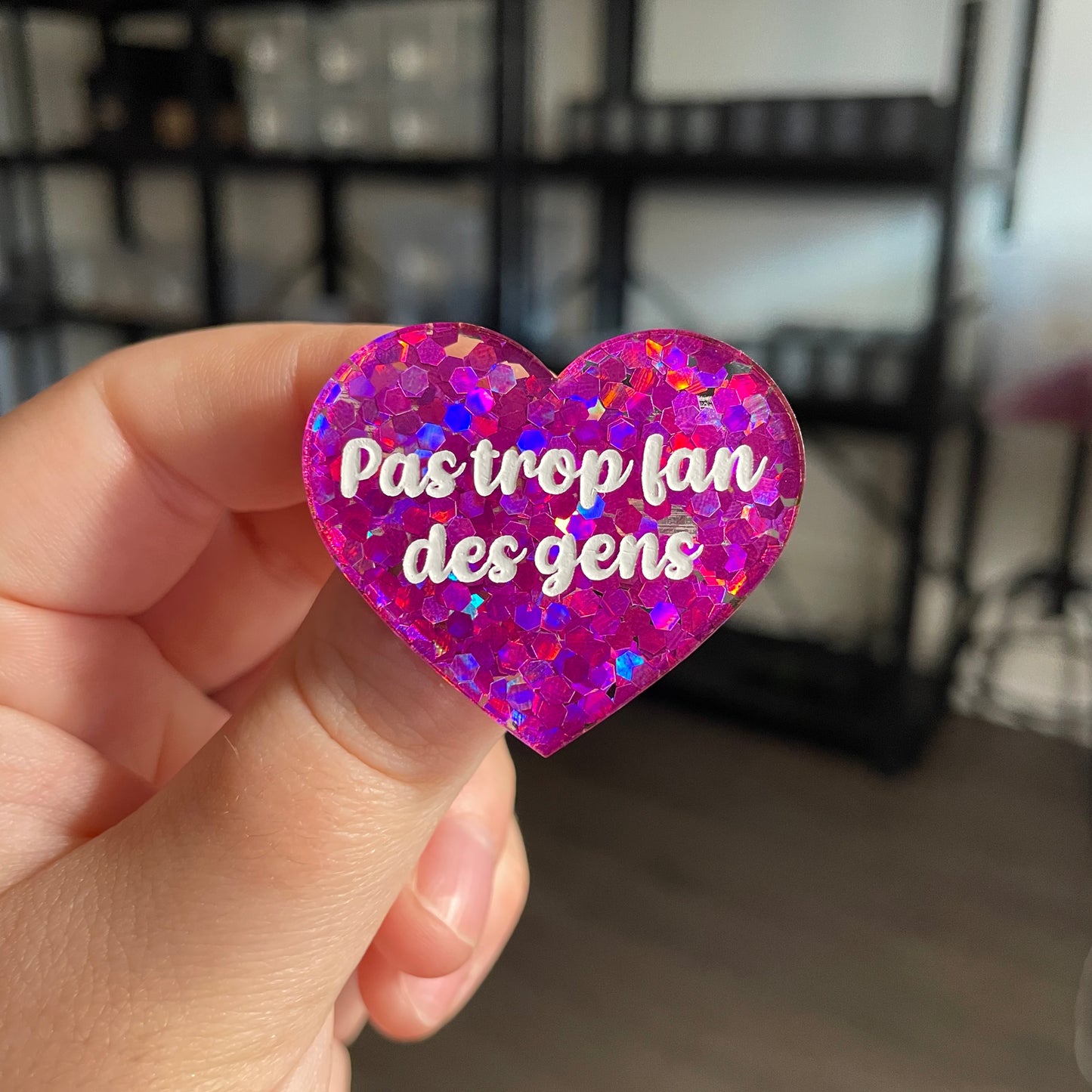 Broche "Pas trop fan des gens" en acrylique semi transparente avec des confettis fuchsia