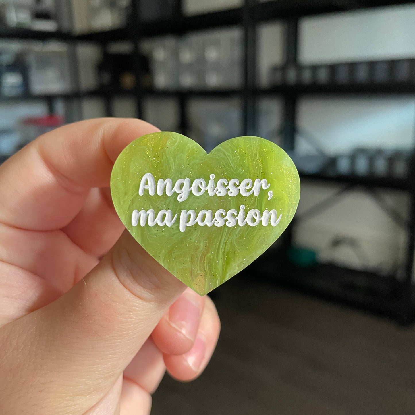 Broche "Angoisser, ma passion" en acrylique marbrée et dorée