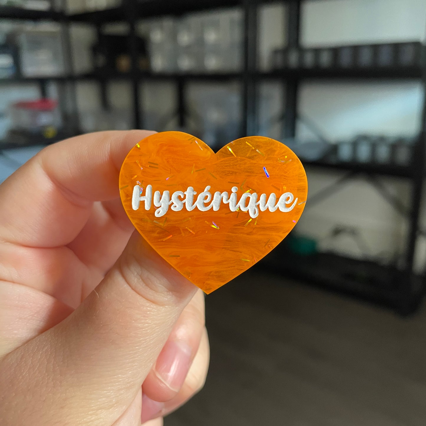 Broche "Hystérique" en acrylique japonaise semi transparente orange avec des confettis
