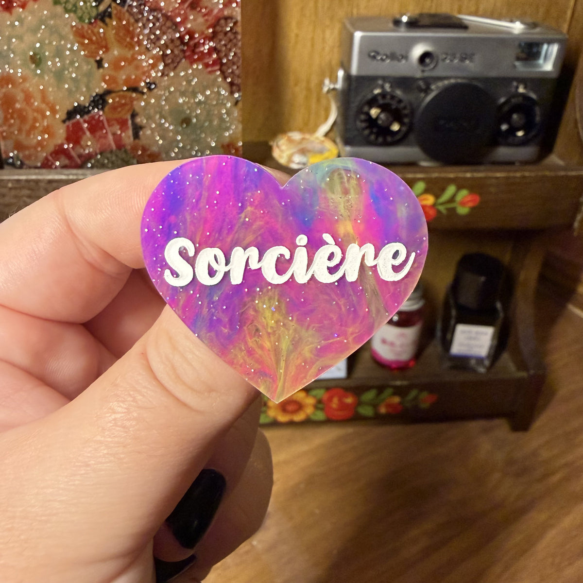 Broche "Sorcière" en acrylique semi transparente marbrée multicolore