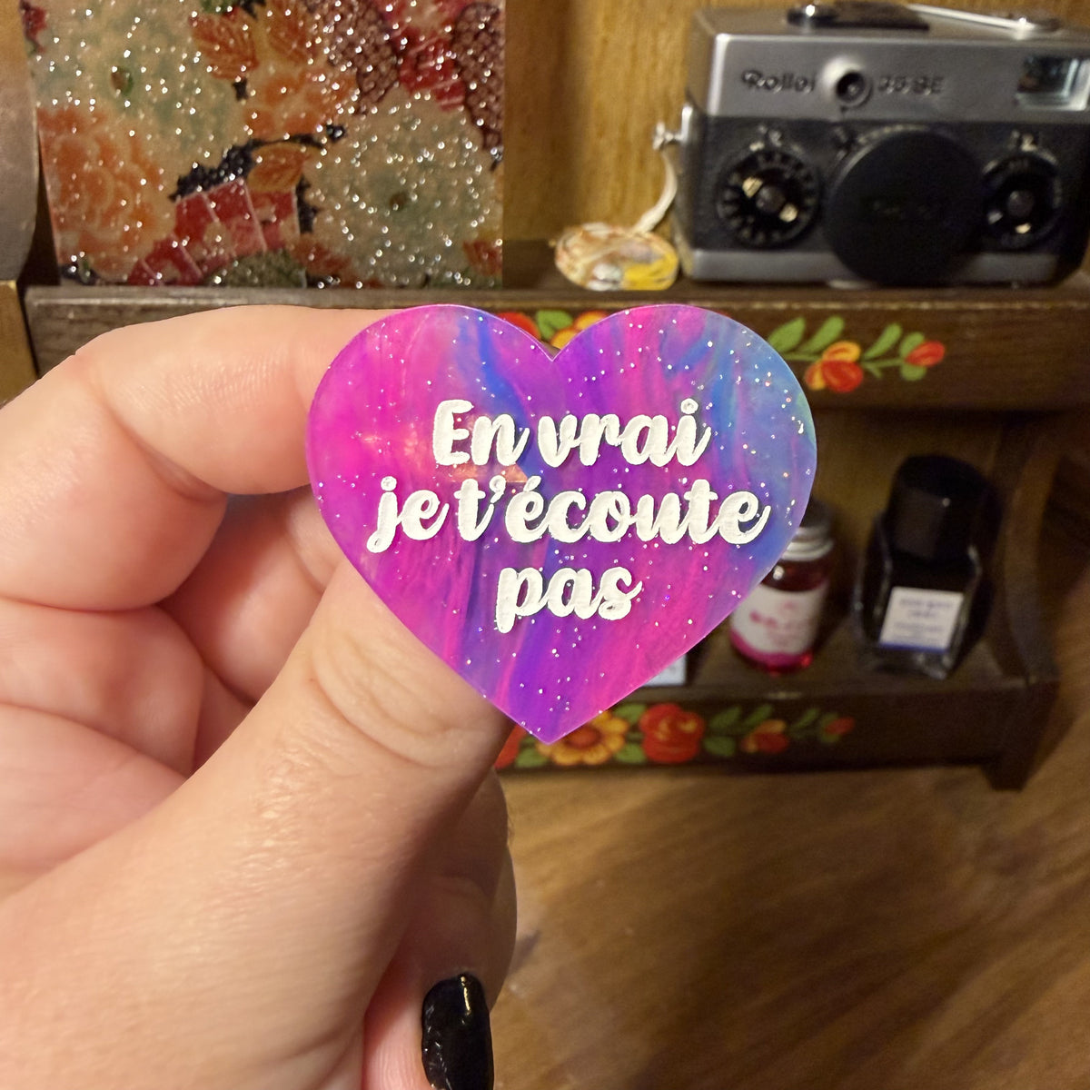 Broche "En vrai je t'écoute pas" en acrylique semi transparente marbrée multicolore