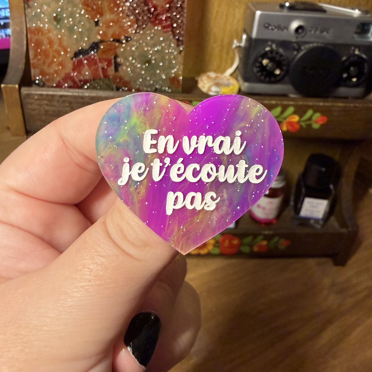 Broche "En vrai je t'écoute pas" en acrylique semi transparente marbrée multicolore