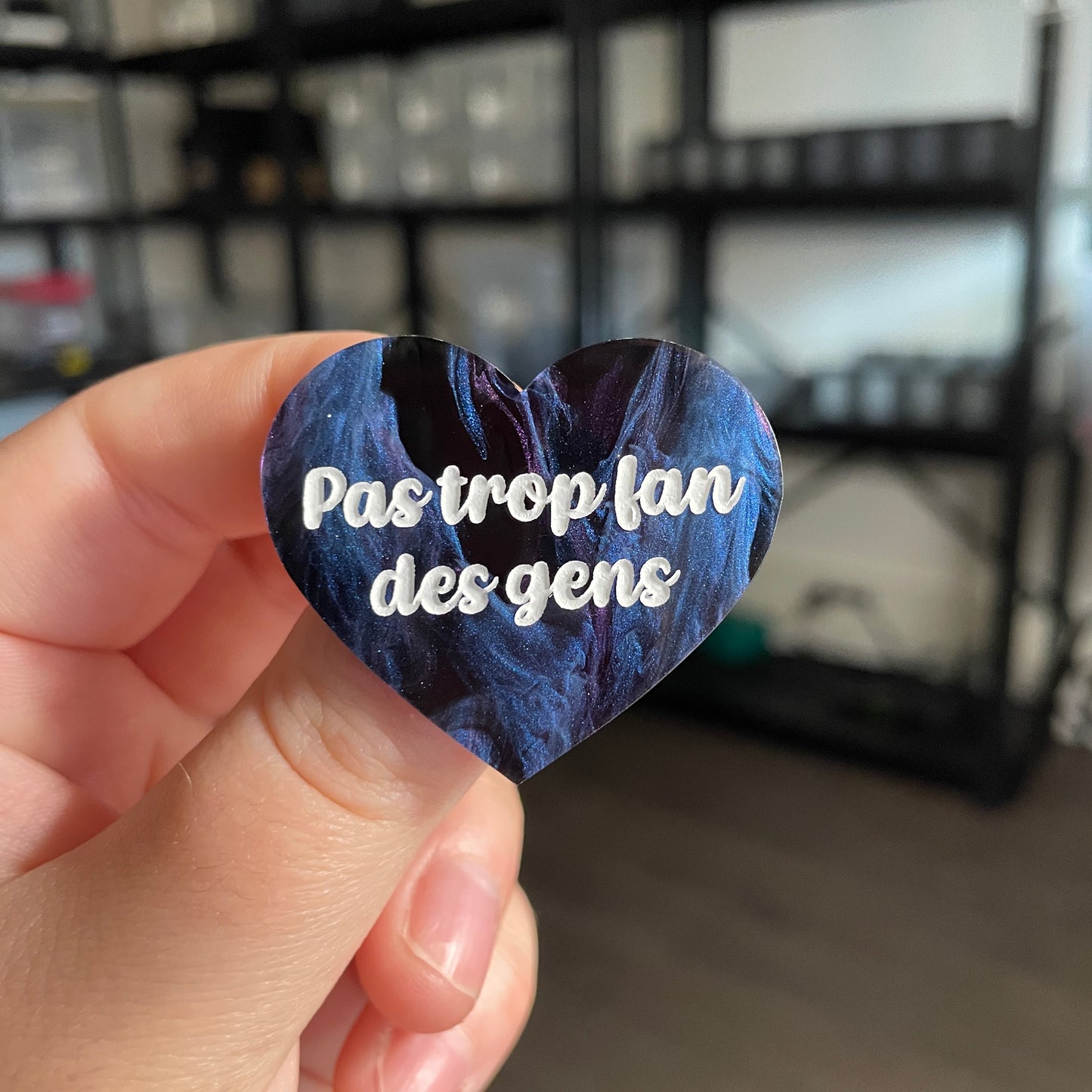 Broche "Pas trop fan des gens" en acrylique marbrée bleue, noire et violette