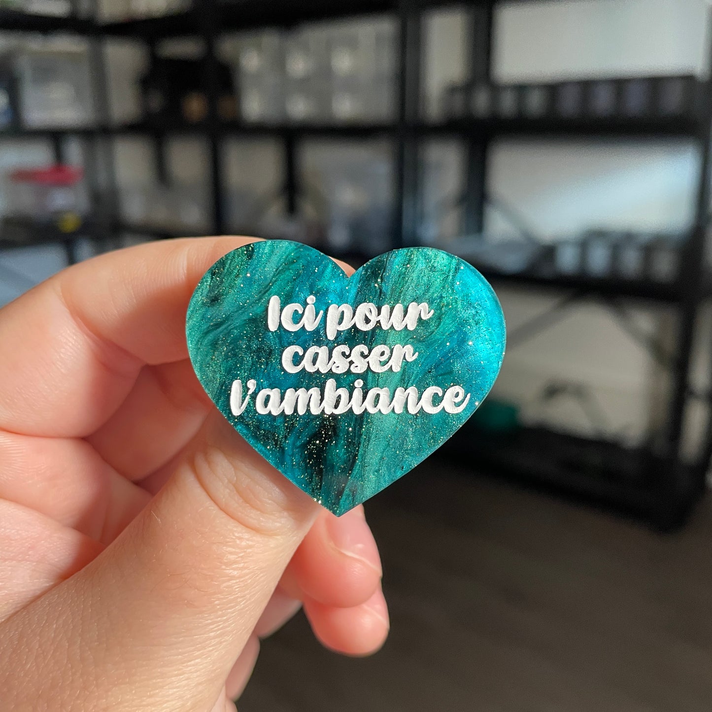 Broche "Ici pour casser l'ambiance" en acrylique marbrée verte et noire à paillettes