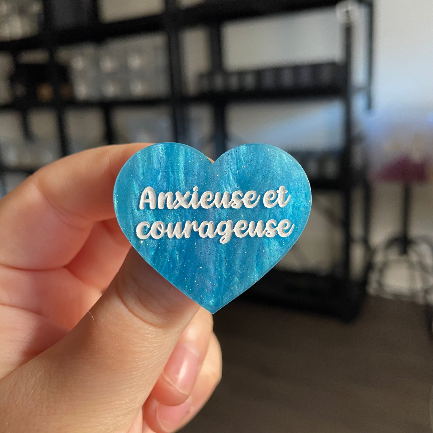 Broche "Anxieuse et courageuse" en acrylique marbrée bleue à paillettes