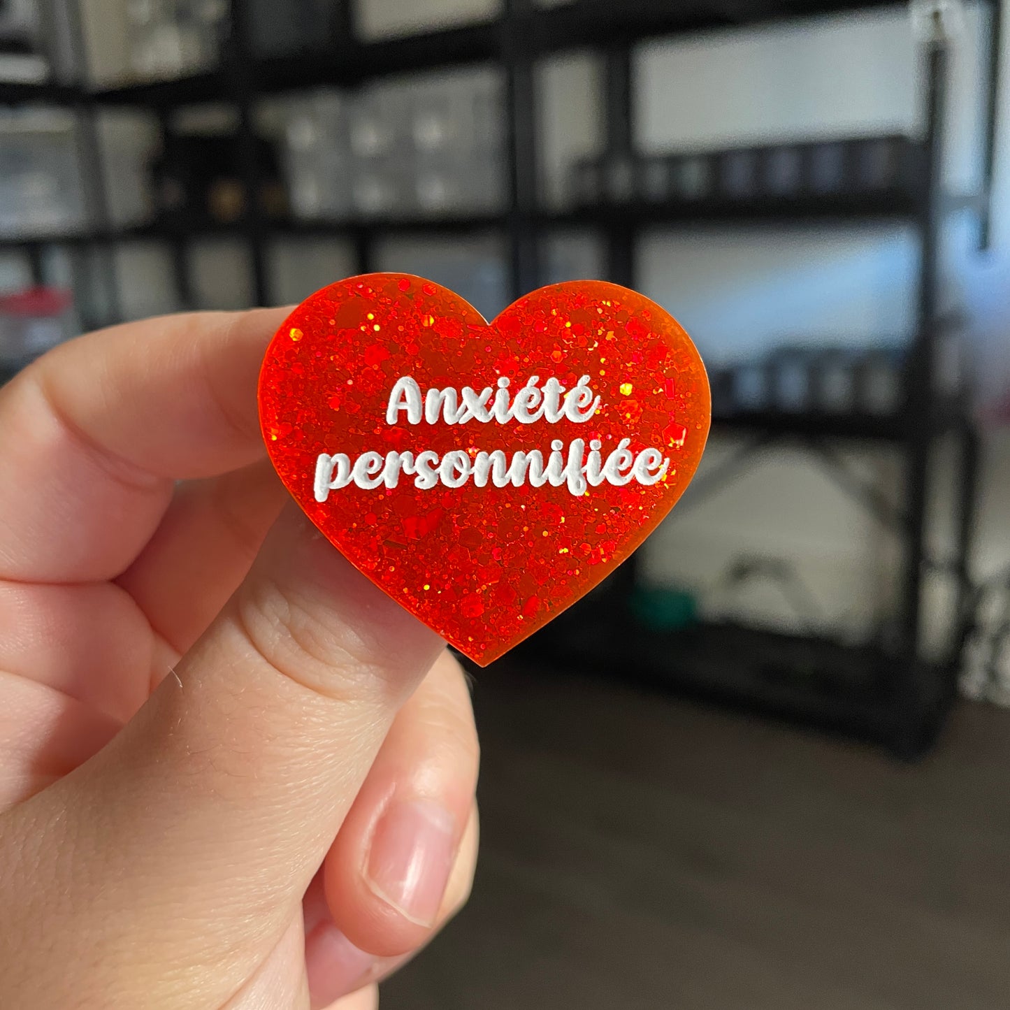 Broche "Anxiété personnifiée" en acrylique à paillettes oranges