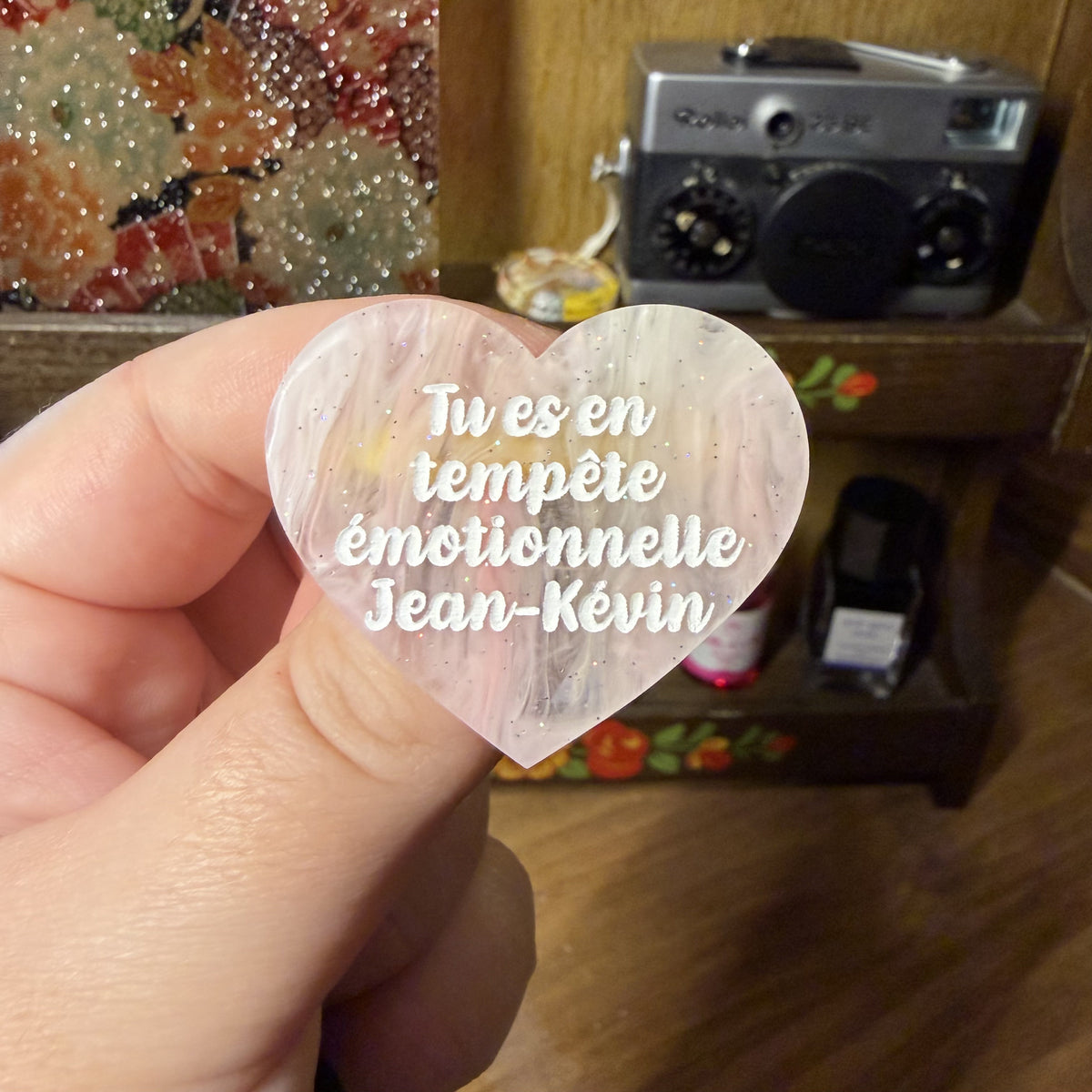 Broche "Tu es en tempête émotionnelle Jean-Kévin" en acrylique semi transparente marbrée corail, orange et jaune à paillettes