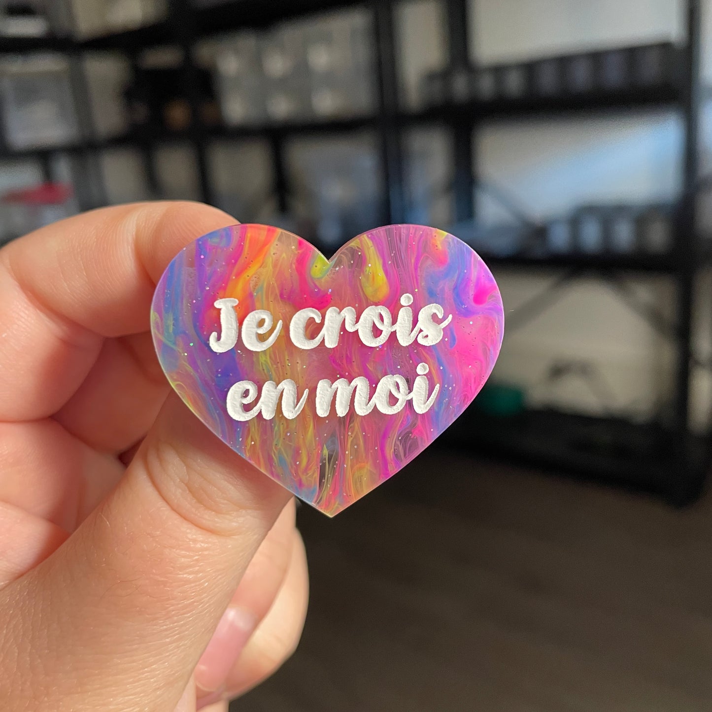 Broche "Je crois en moi" en acrylique semi transparente marbrée multicolore