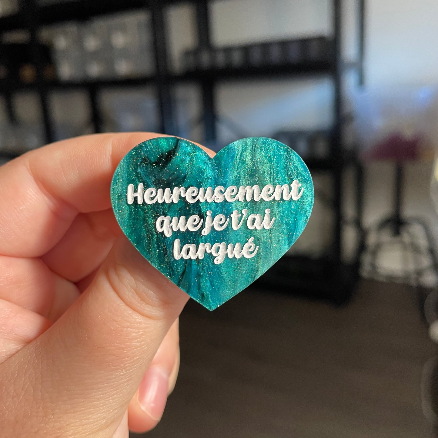Broche "Heureusement que je t'ai largué" en acrylique marbrée verte et noire à paillettes