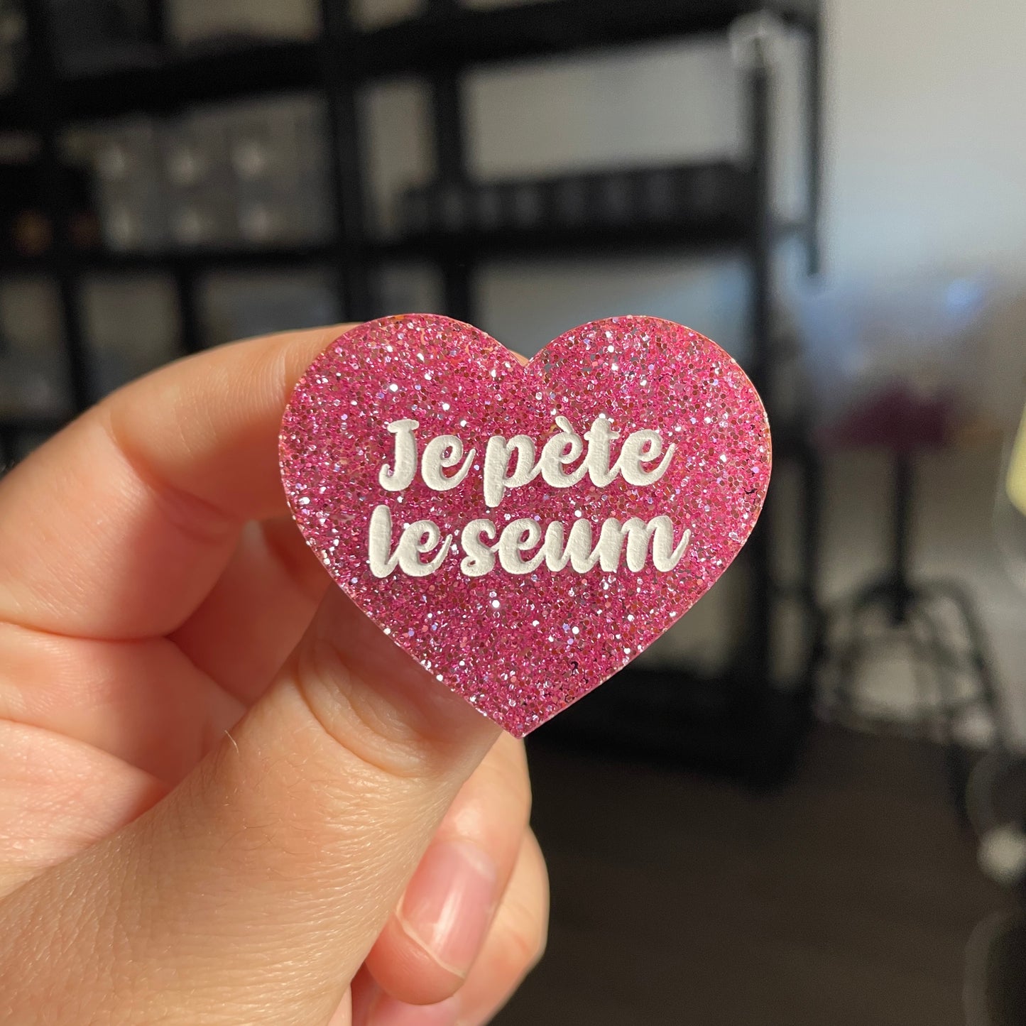 Broche "Je pète le seum" en acrylique à paillettes roses