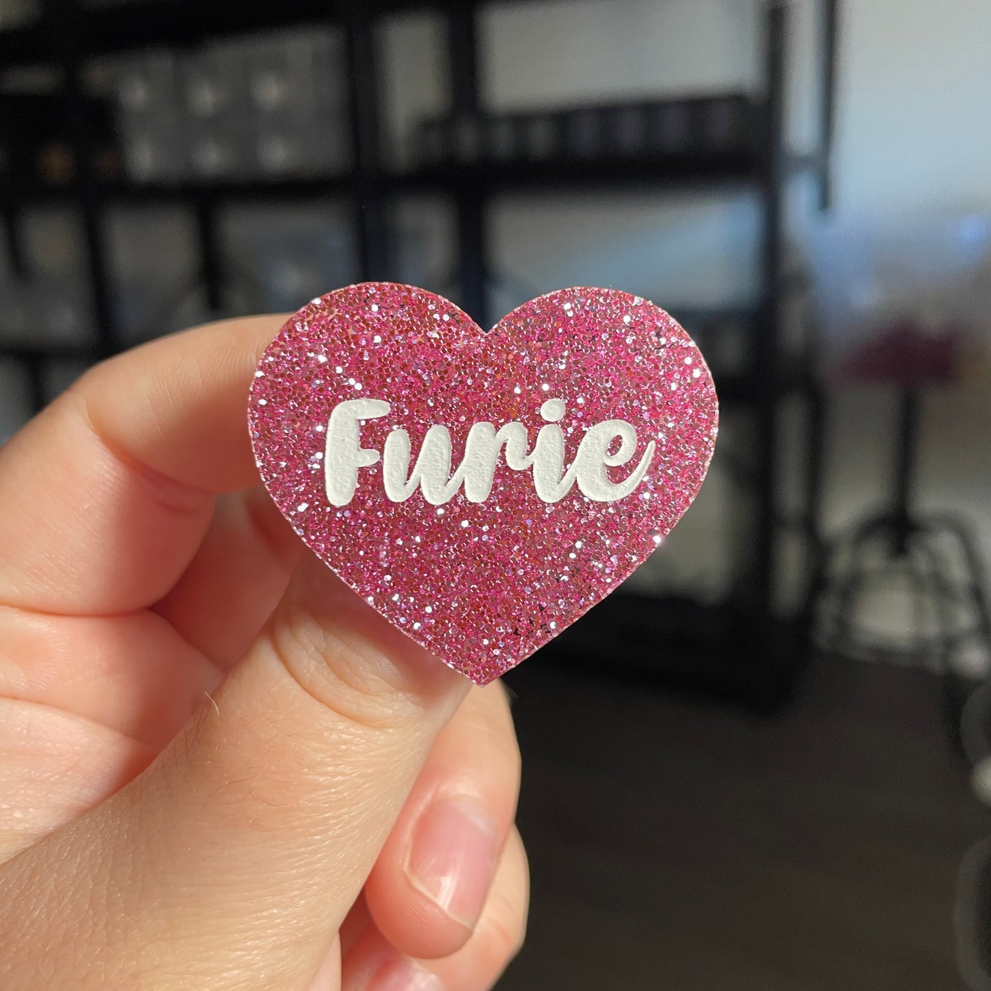 Broche "Furie" en acrylique à paillettes roses
