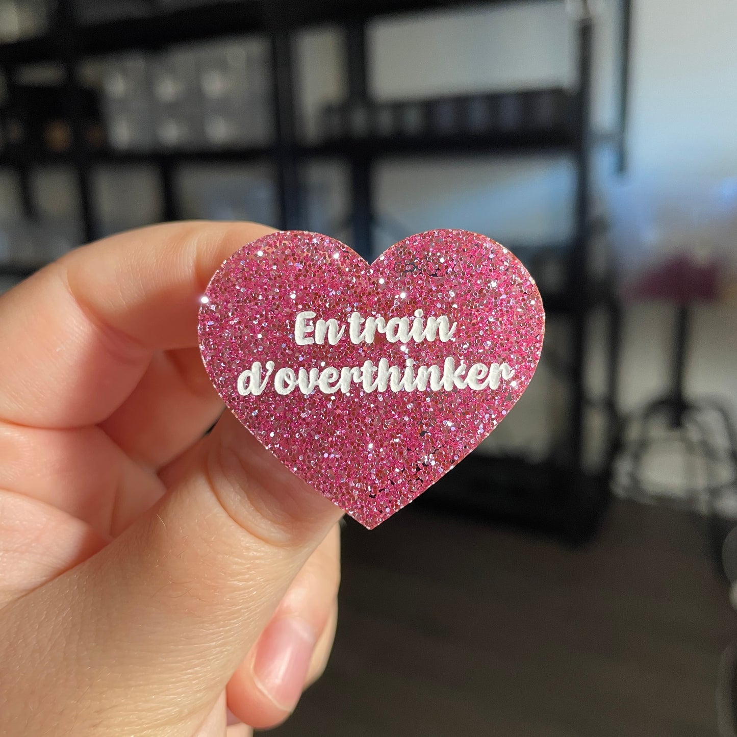 Broche "En train d'overthinker" en acrylique à paillettes roses