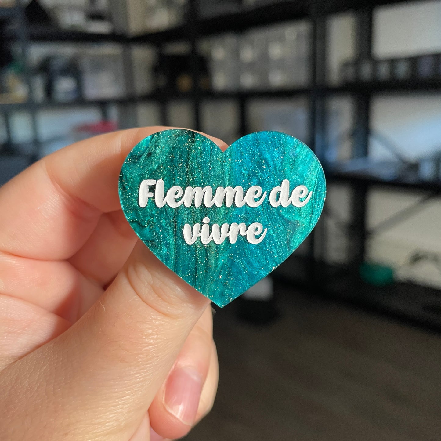 Broche "Flemme de vivre" en acrylique marbrée verte et noire à paillettes