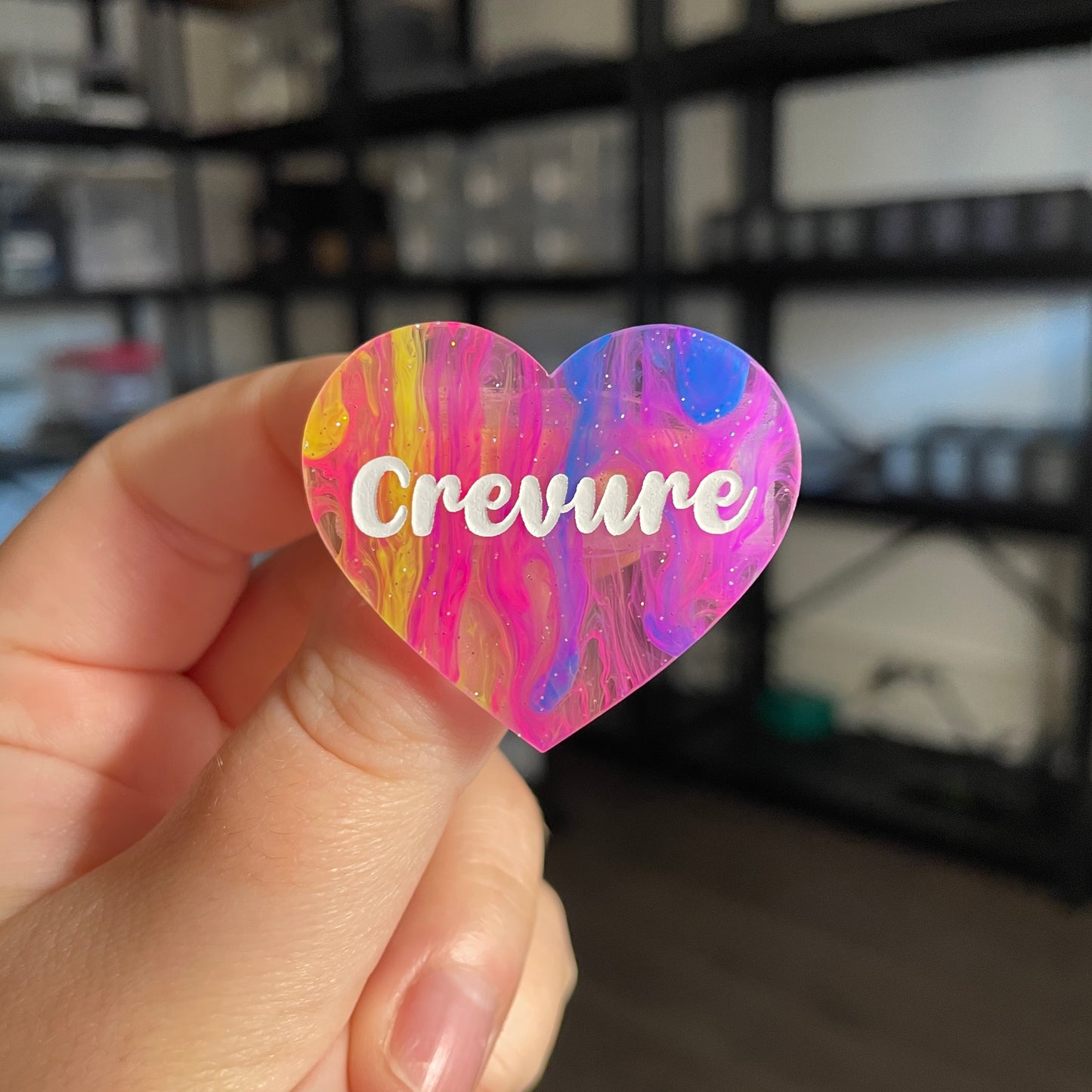 Broche "Crevure" en acrylique semi transparente marbrée multicolore