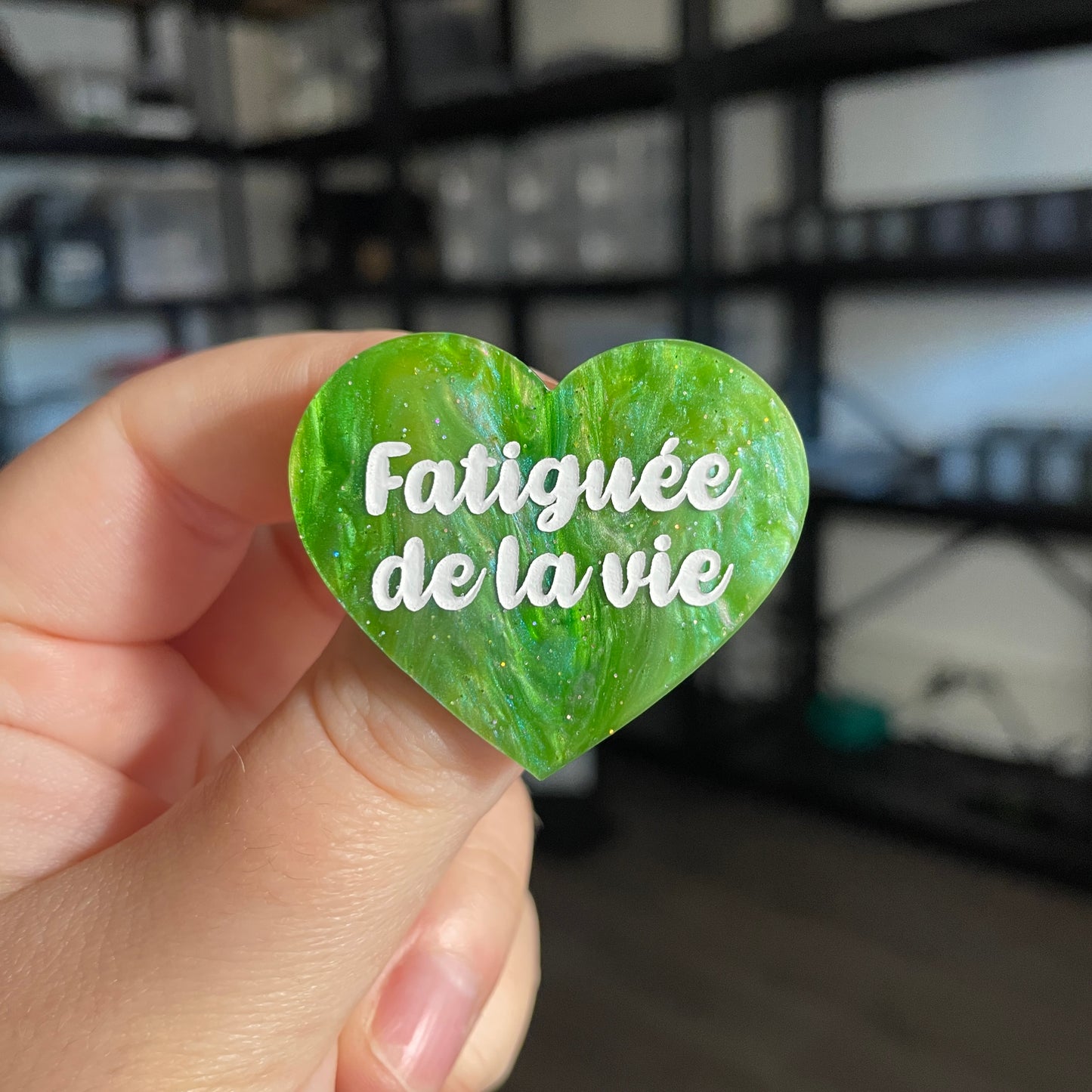 Broche "Fatiguée de la vie" en acrylique marbrée verte à paillettes
