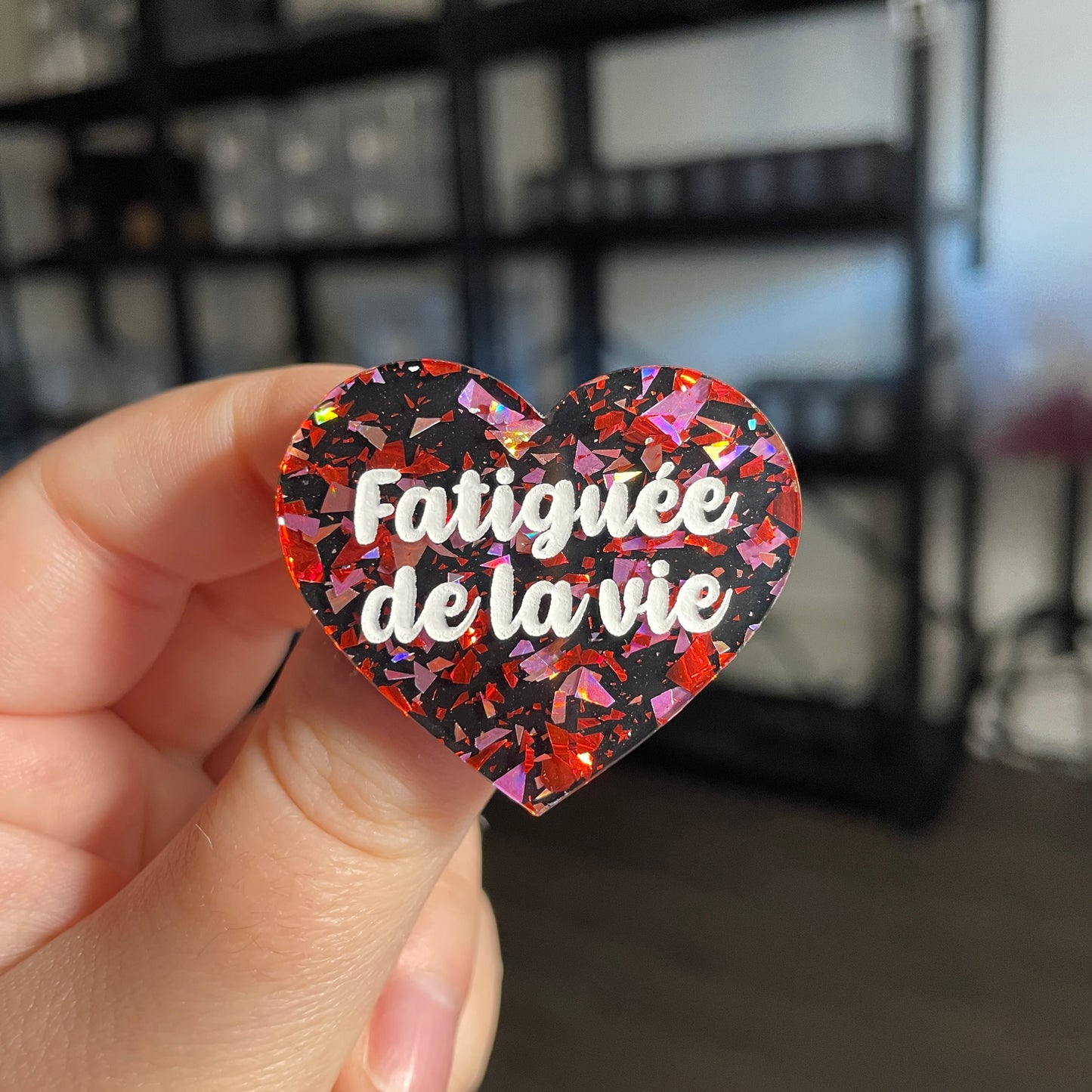 Broche "Fatiguée de la vie" en acrylique noire avec des éclats de confettis rouges et roses