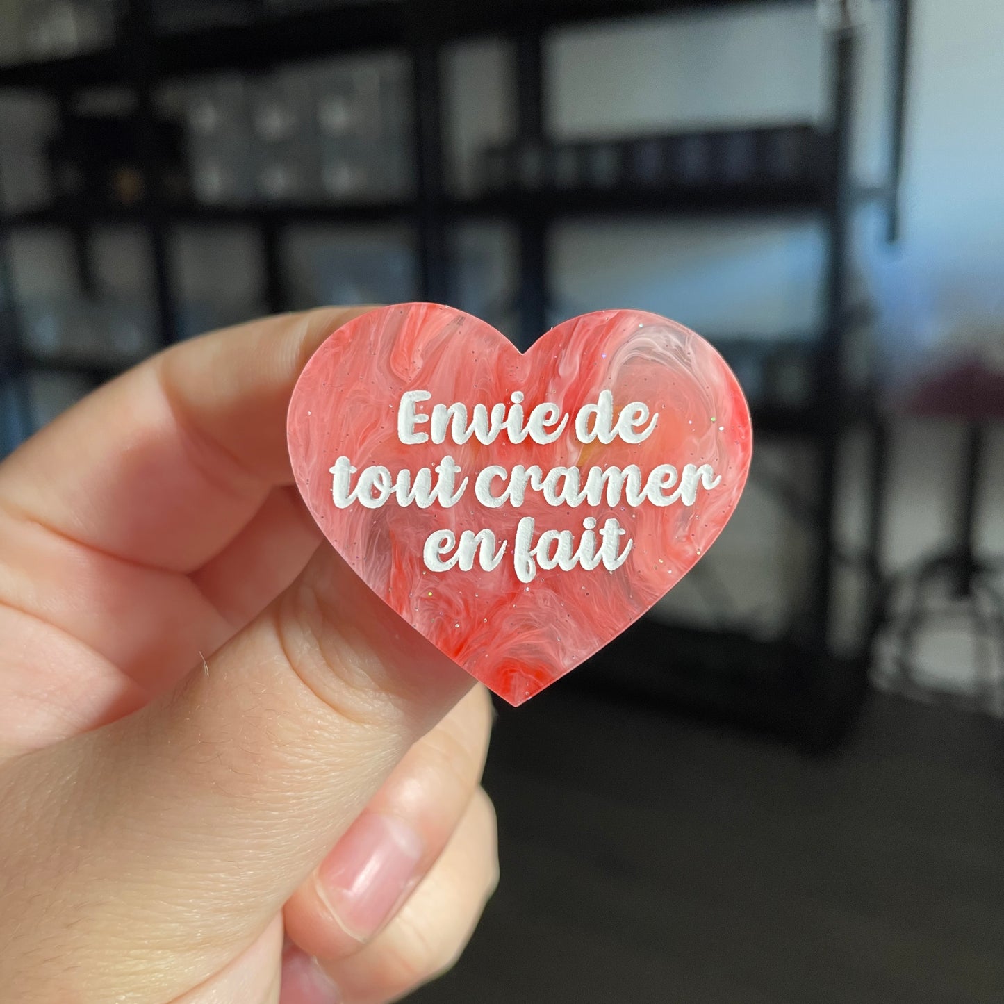 Broche "Envie de tout cramer en fait" en acrylique semi transparente marbrée rouge, rose et blanche