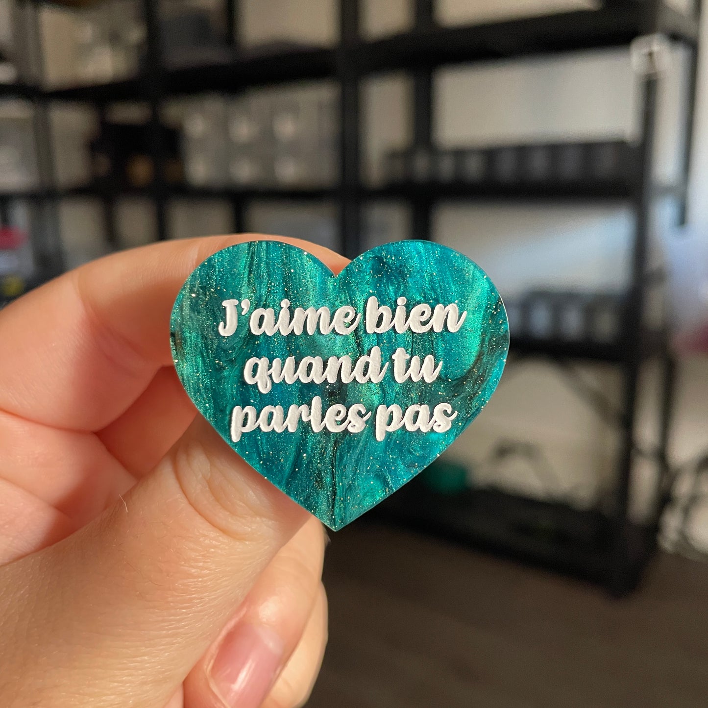 Broche "J'aime bien quand tu parles pas" en acrylique marbrée verte et noire à paillettes