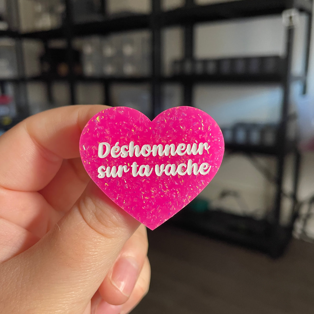 Broche "Déshonneur sur ta vache" en acrylique rose à paillettes