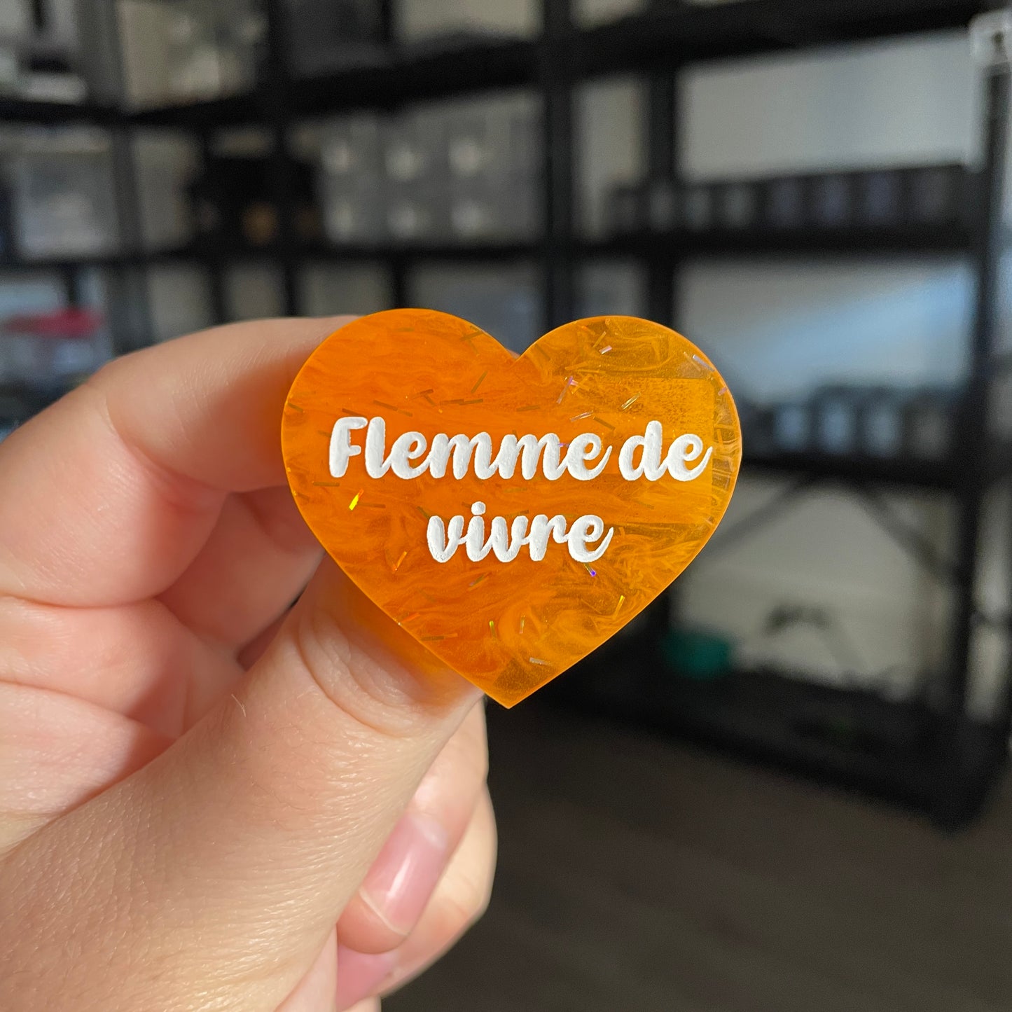 Broche "Flemme de vivre" en acrylique japonaise semi transparente orange avec des confettis
