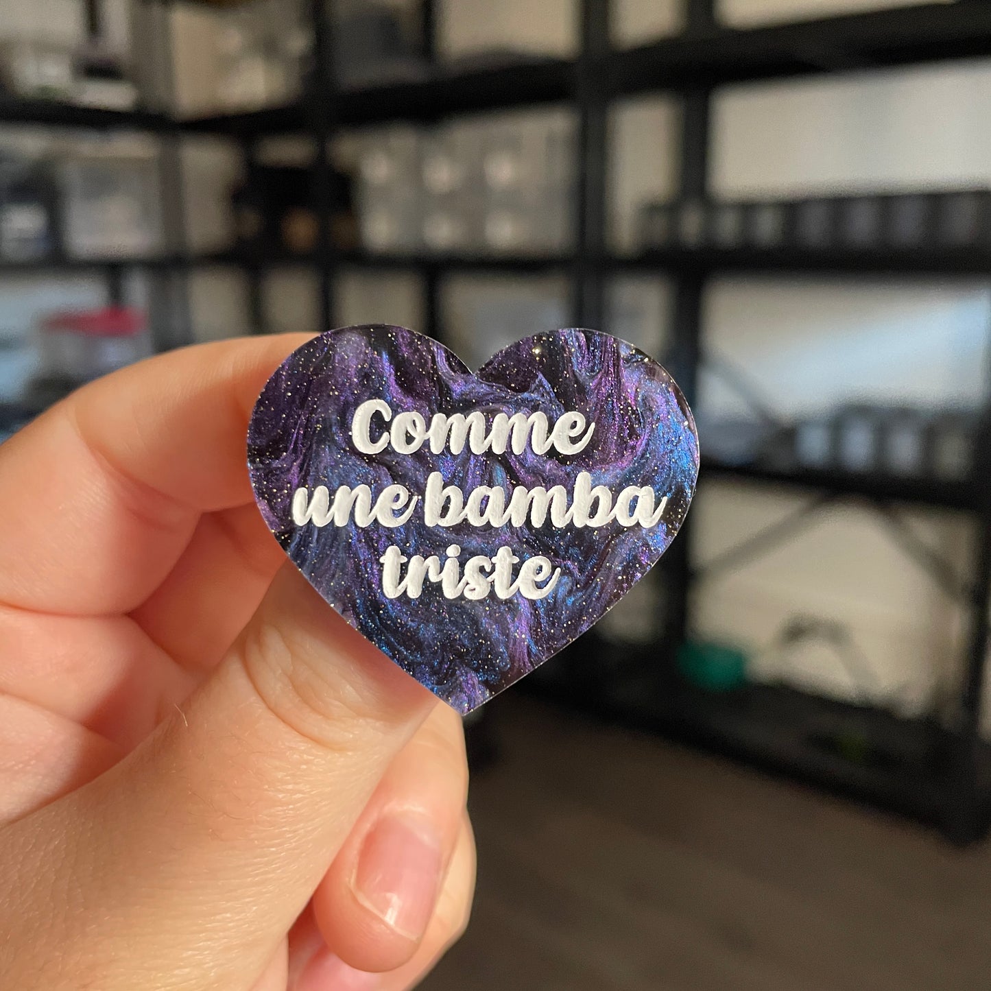 Broche "Comme une bamba triste" en acrylique marbrée bleue, noire et violette à paillettes