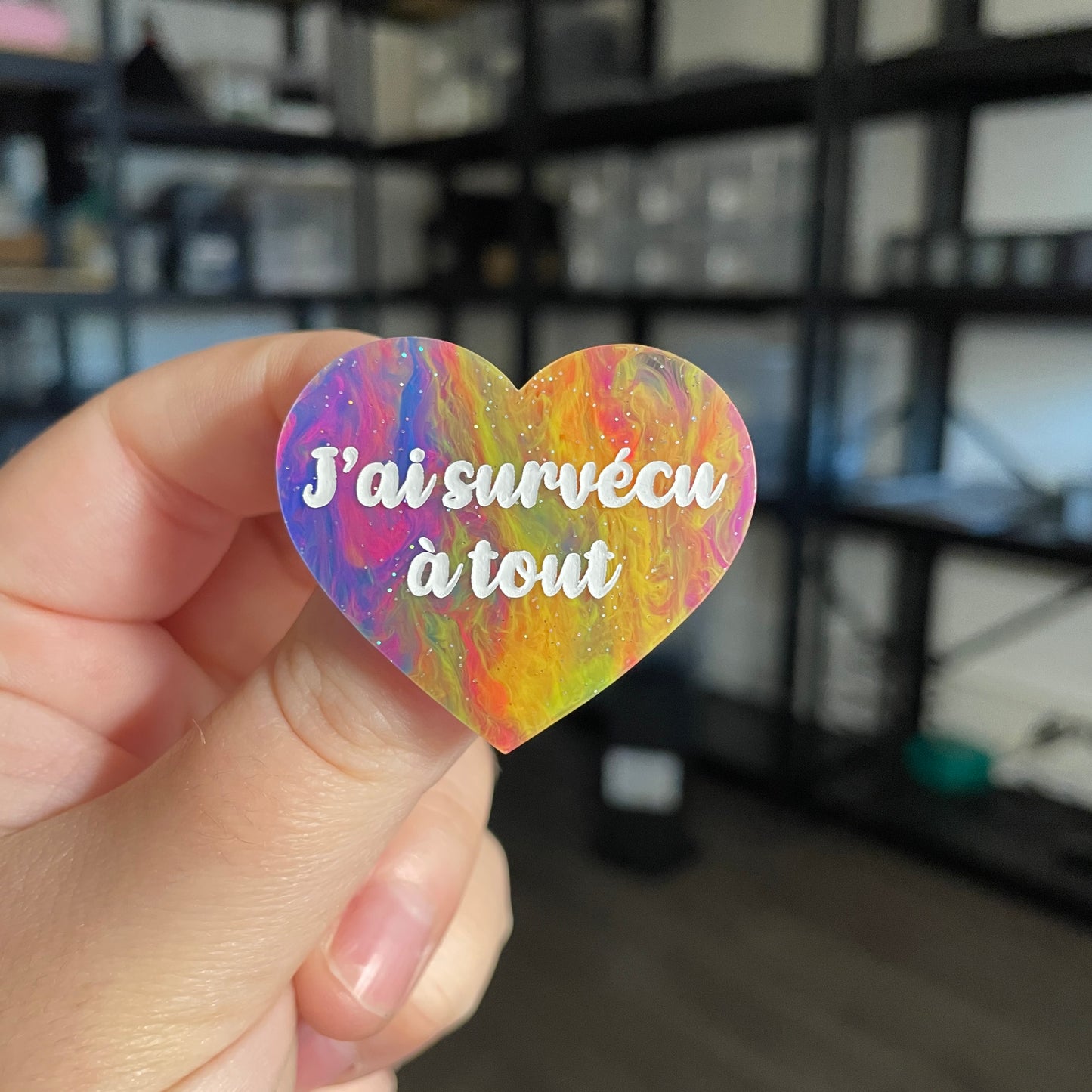 Broche "J'ai survécu à tout" en acrylique semi transparente marbrée multicolore