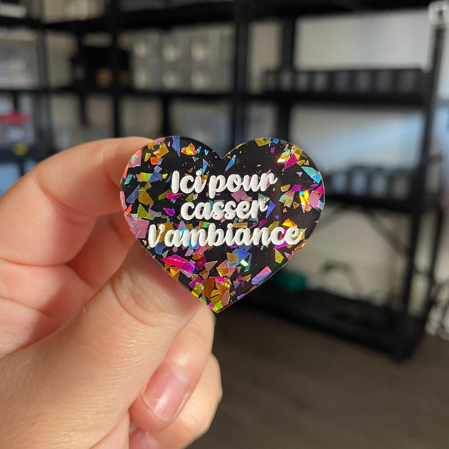 Broche "Ici pour casser l'ambiance" en acrylique marbrée noire avec des éclats de confettis multicolores