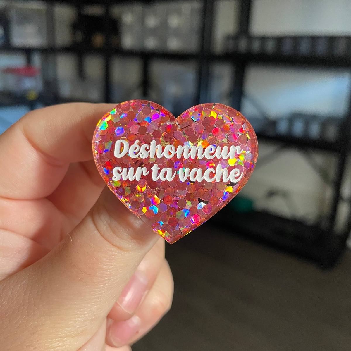 Broche "Déshonneur sur ta vache" en acrylique semi transparente avec des confettis corail