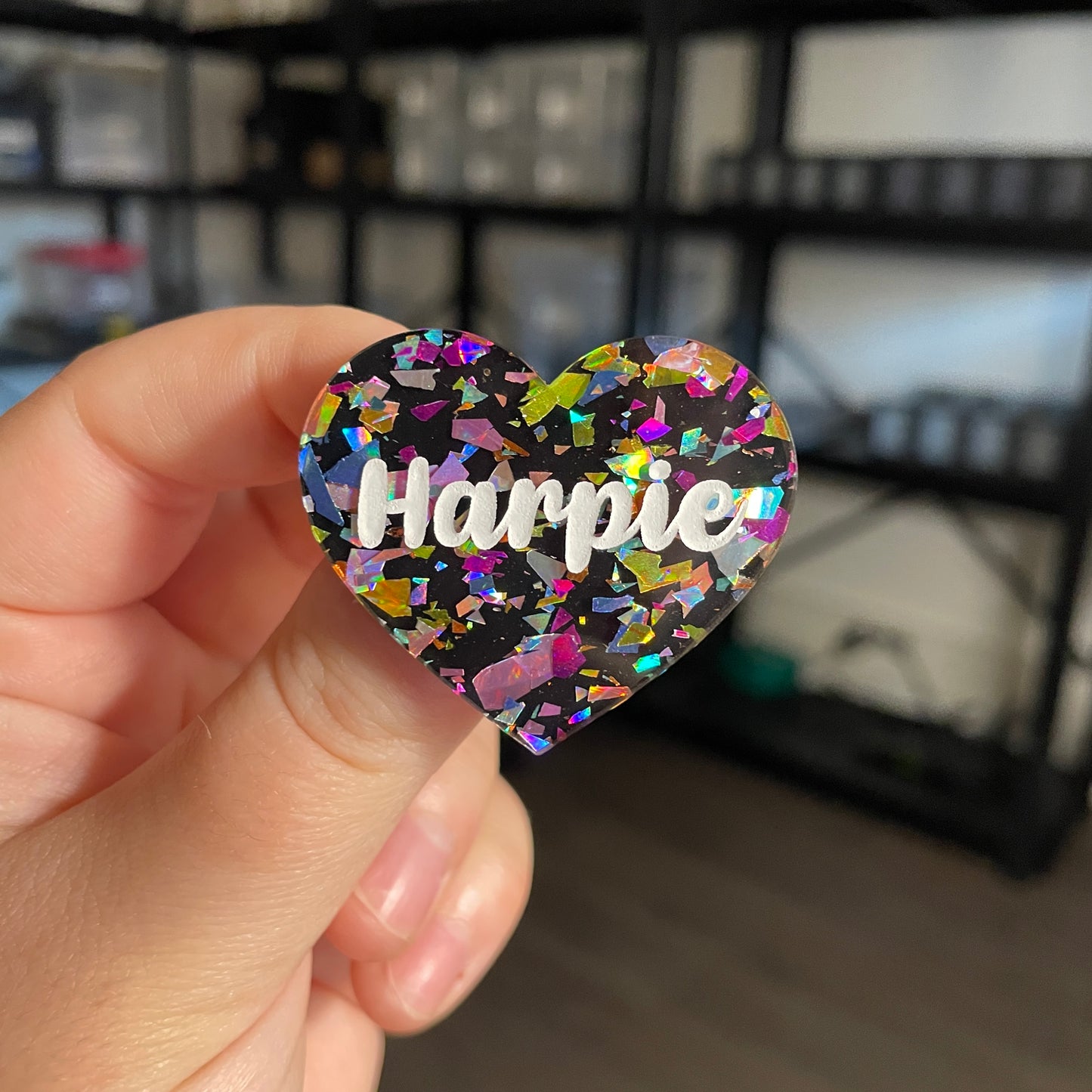 Broche "Harpie" en acrylique noire avec des éclats de confettis multicolores