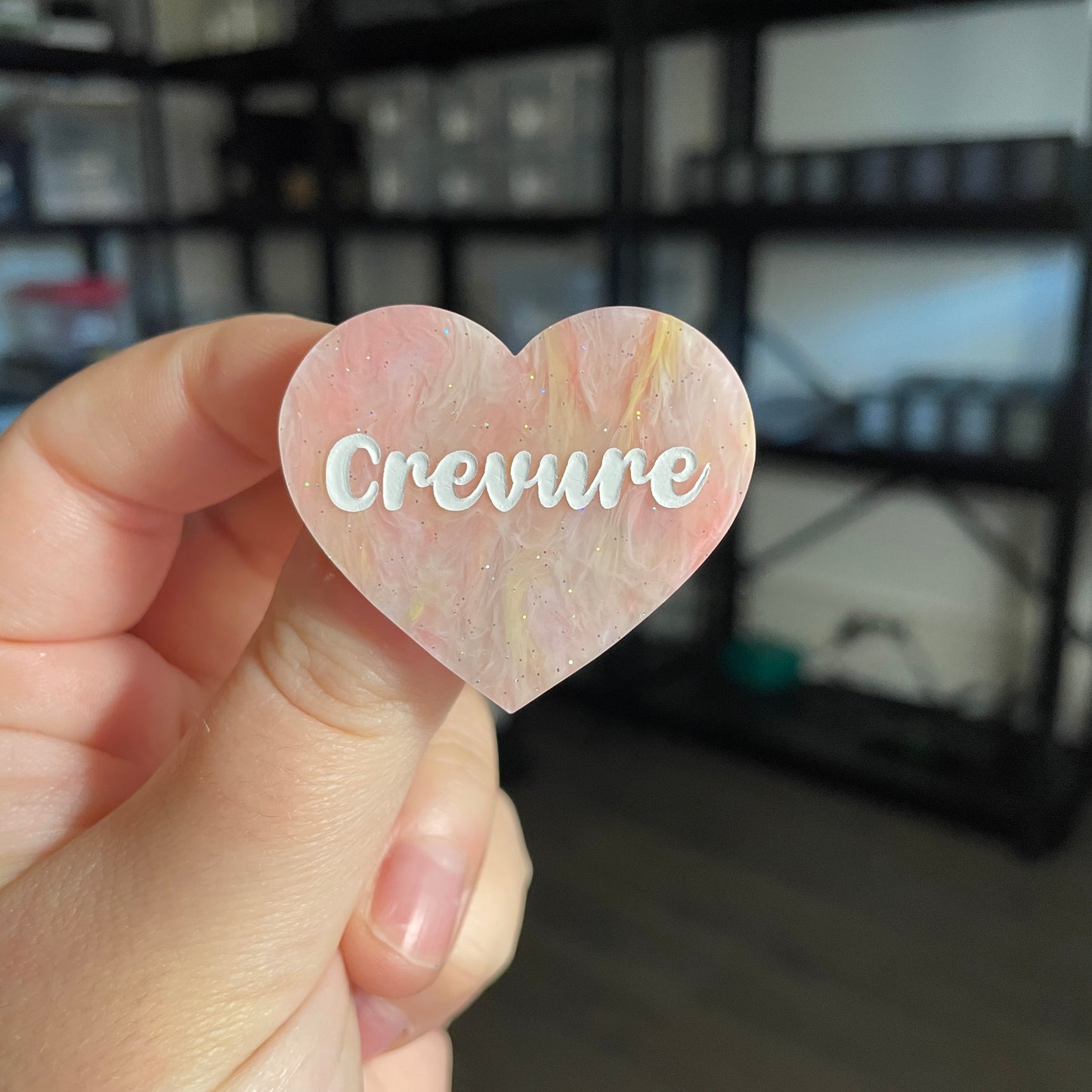 Broche "Crevure" en acrylique marbrée corail, orange, jaune et blanche à paillettes