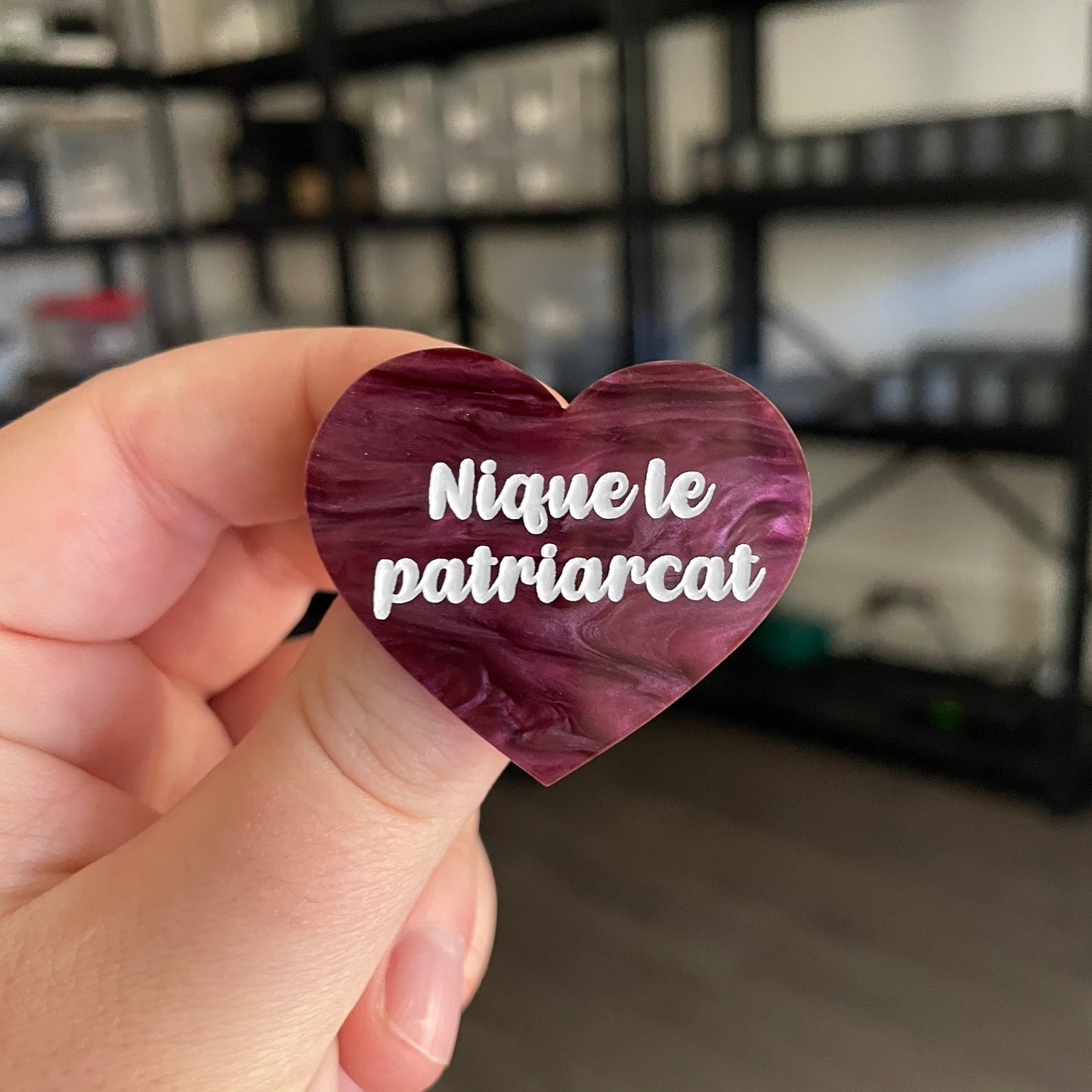 Broche "Nique le patriarcat" en acrylique marbrée bordeaux