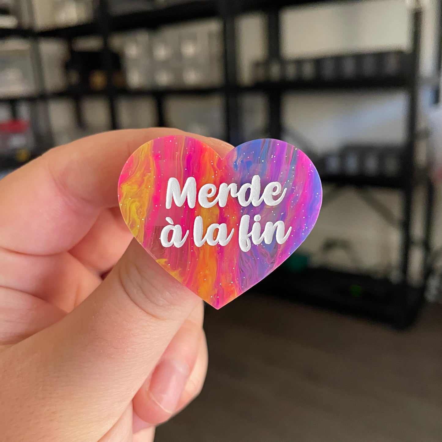 Broche "Merde à la fin" en acrylique semi transparente marbrée multicolore