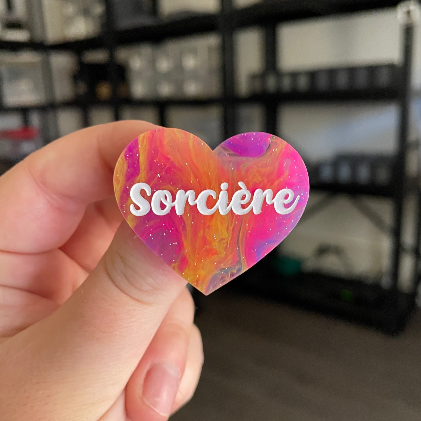 Broche "Sorcière" en acrylique semi transparente marbrée multicolore