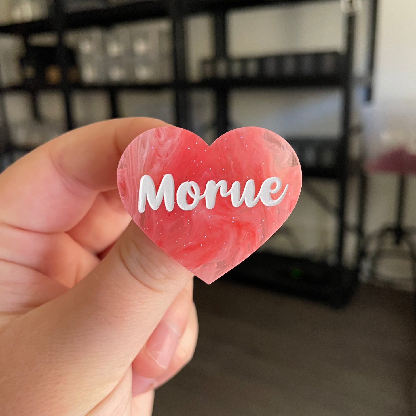 Broche "Morue" en acrylique marbrée semi transparente rouge, rose et blanche